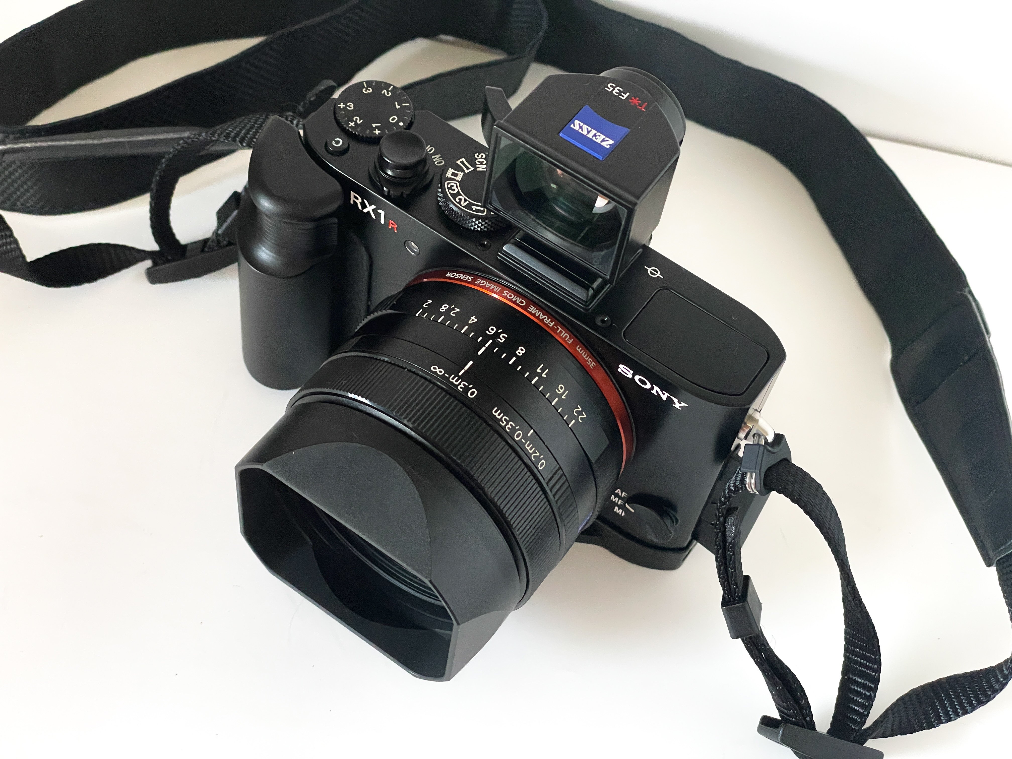 美品 フード付 SONY RX1R 2470万画素 Amazon | SONY デジタルカメラ Cyber-shot RX1R 2470万画素 光学