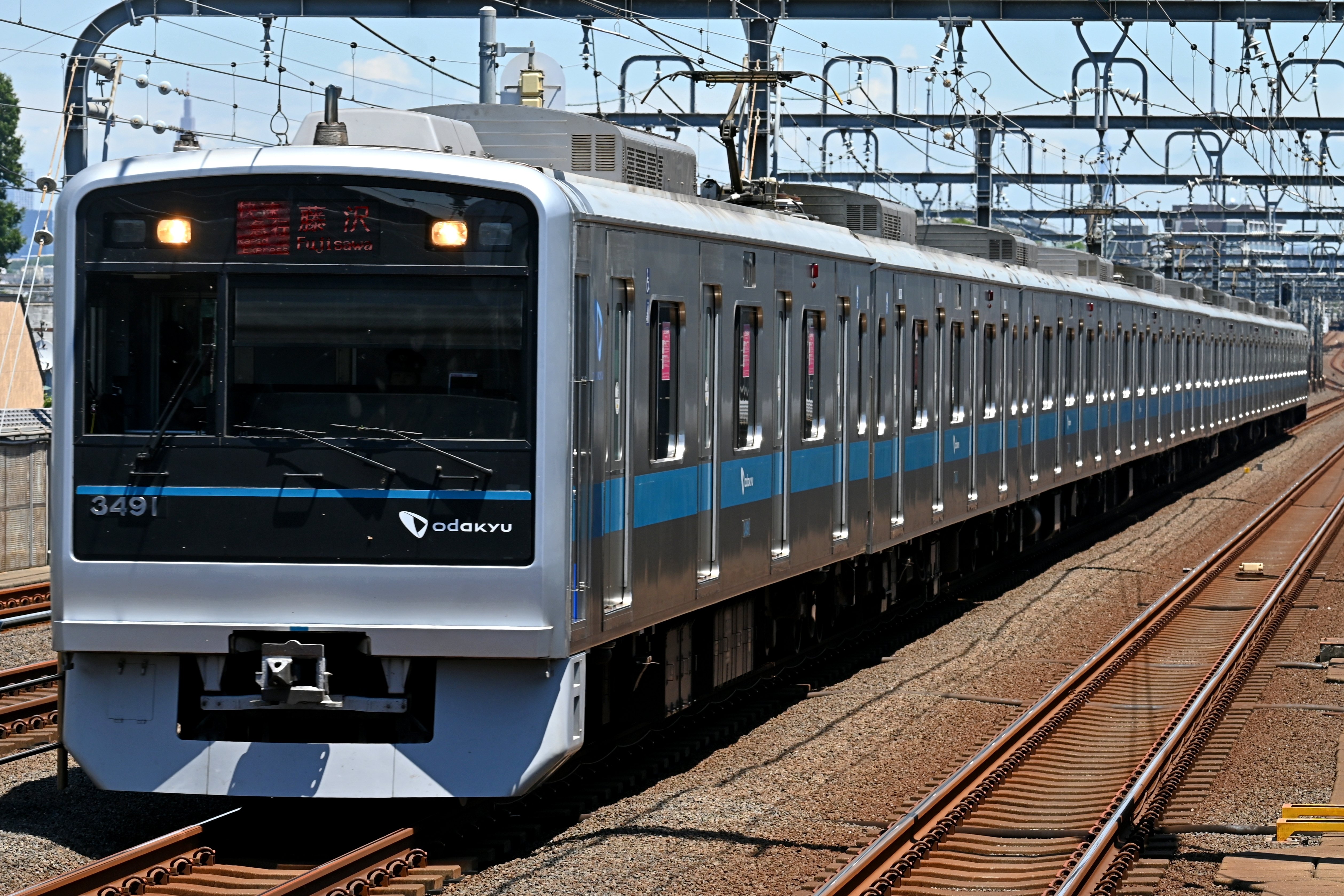 小田急ロマンスカー 最後の前面愛称表示搭載の30000形EXE・営業