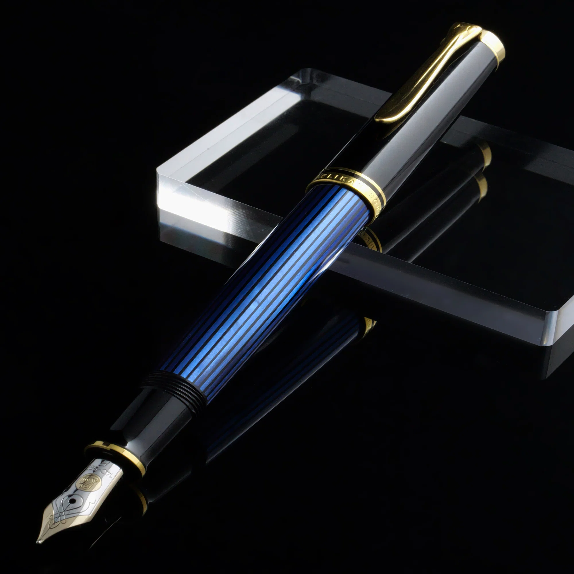 碧の余韻のスーべレーン：Pelikan Souverän M400 Blue Stripe｜Hideo 