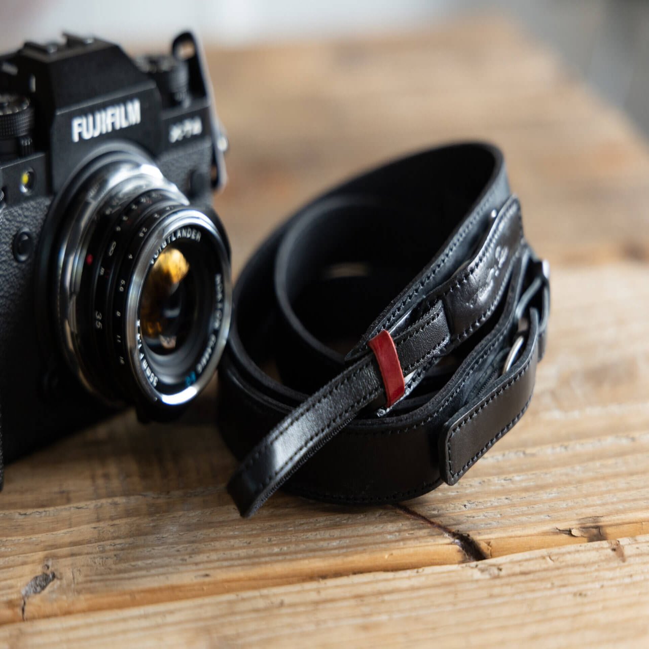 職人がひとつひとつ作るカメラストラップ、Acru『カシェ・レッタ for