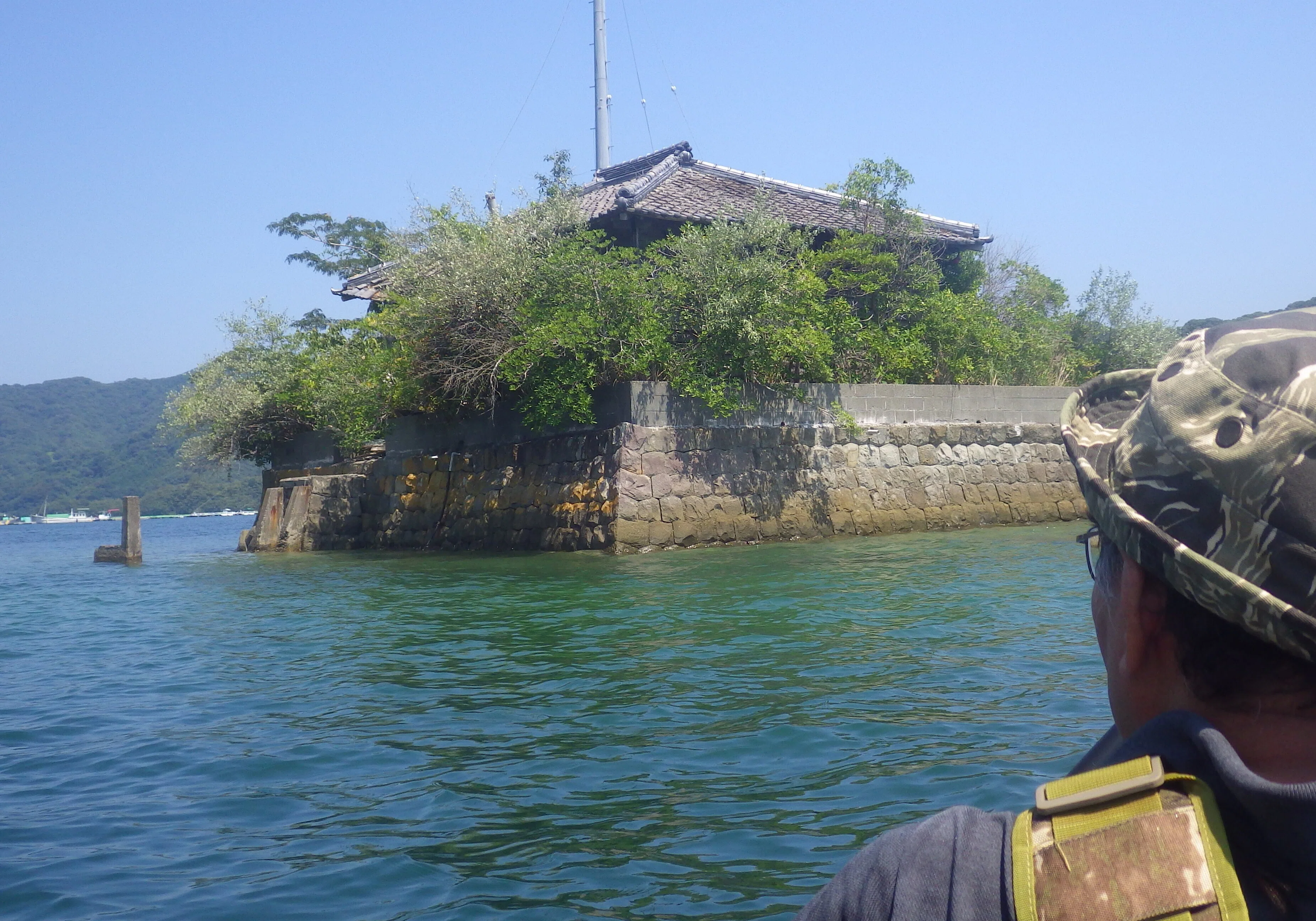 謎の海上廃墟「真珠養殖見張り小屋」に上陸した｜中山道雄