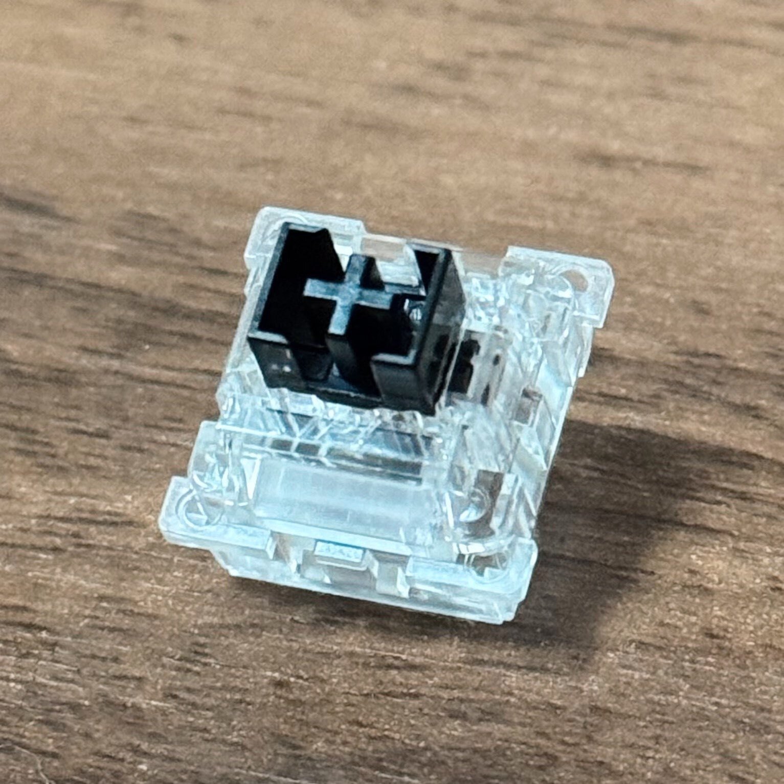 幻想的な外観のラピッドトリガーキーボード / IPI AURORA65 レビュー