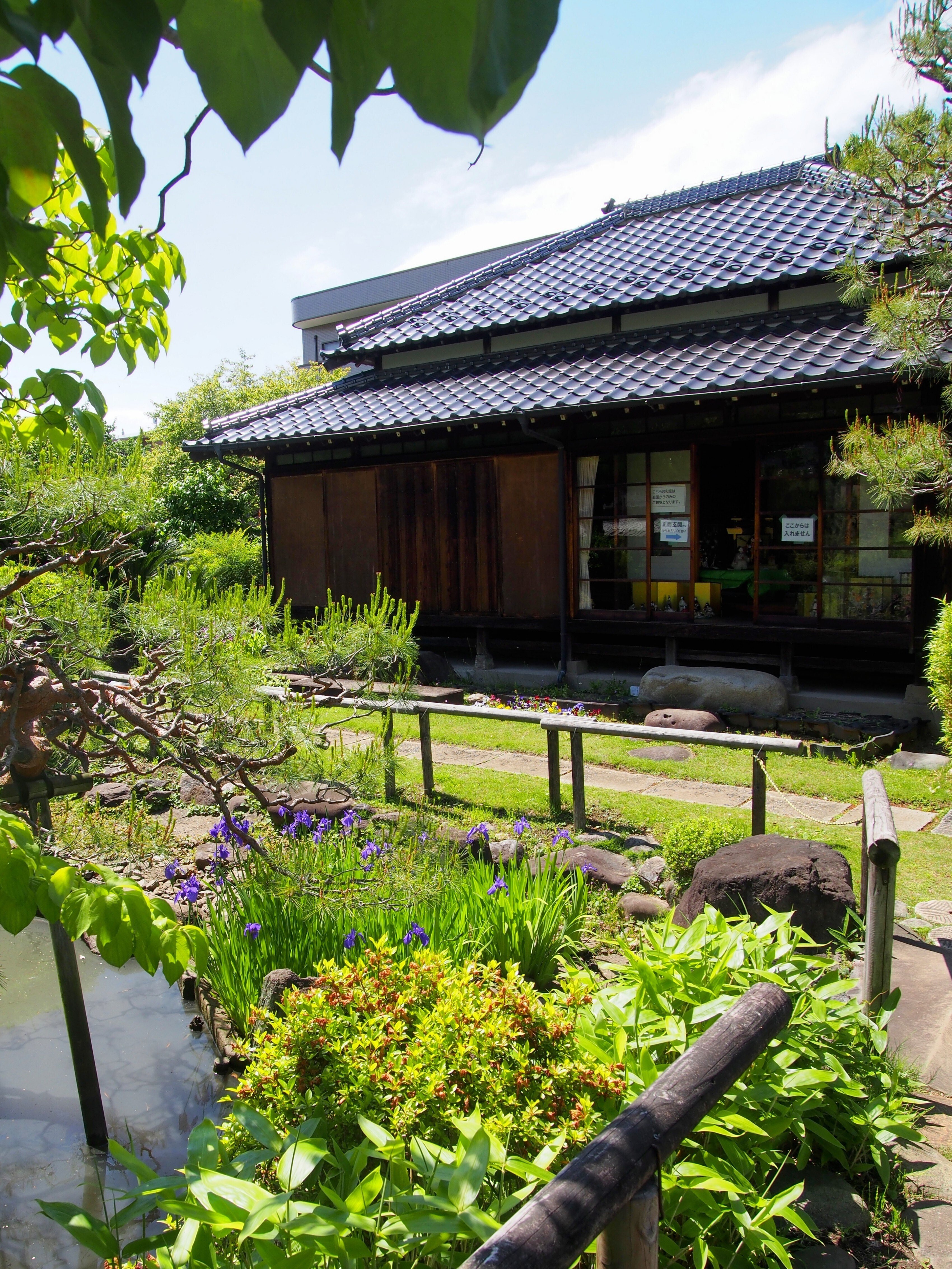 静かに佇む古民家庭園。蕨市立歴史民俗資料館分館の庭。｜niwa_emon