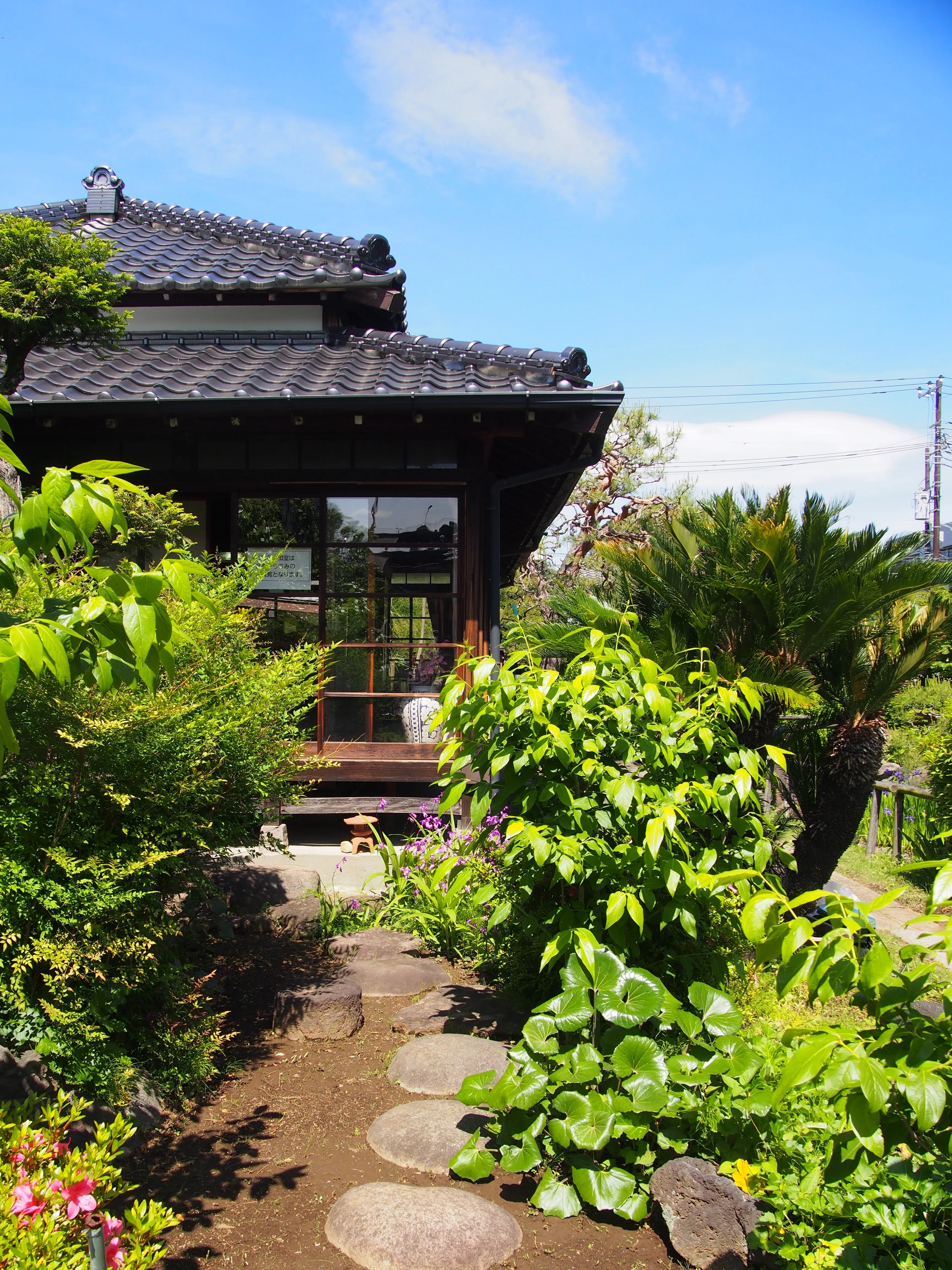 静かに佇む古民家庭園。蕨市立歴史民俗資料館分館の庭。｜niwa_emon