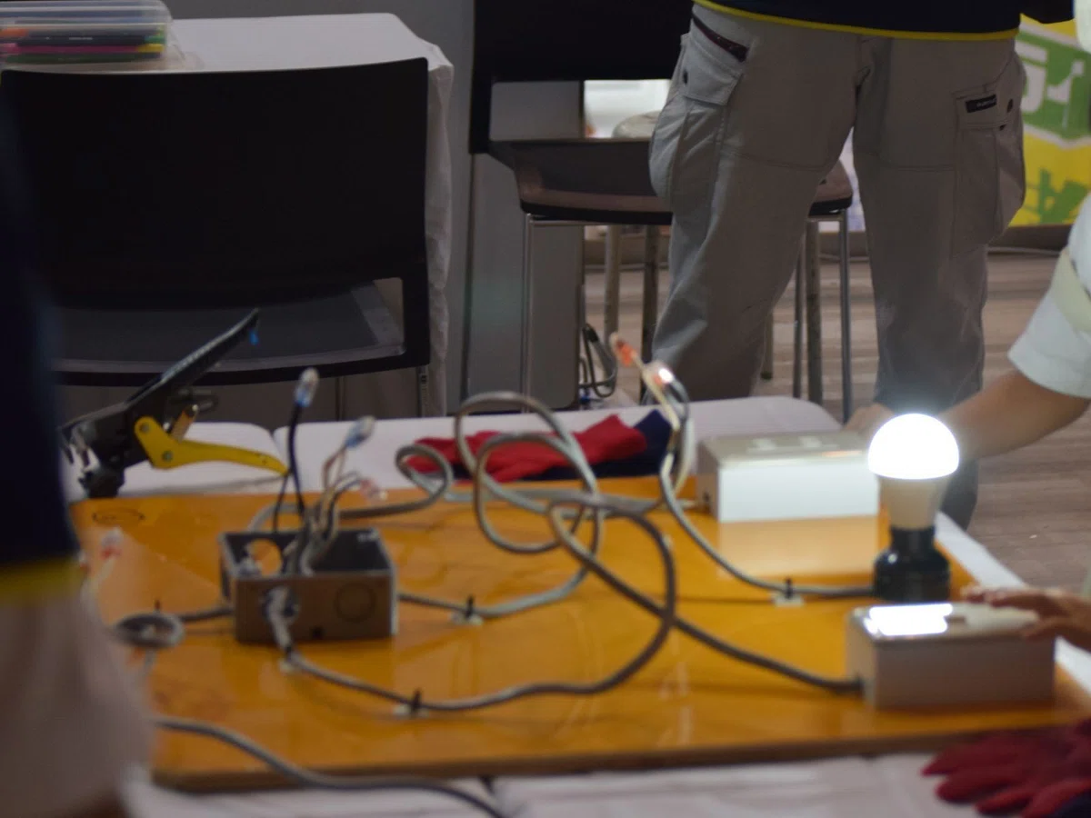 光る電球