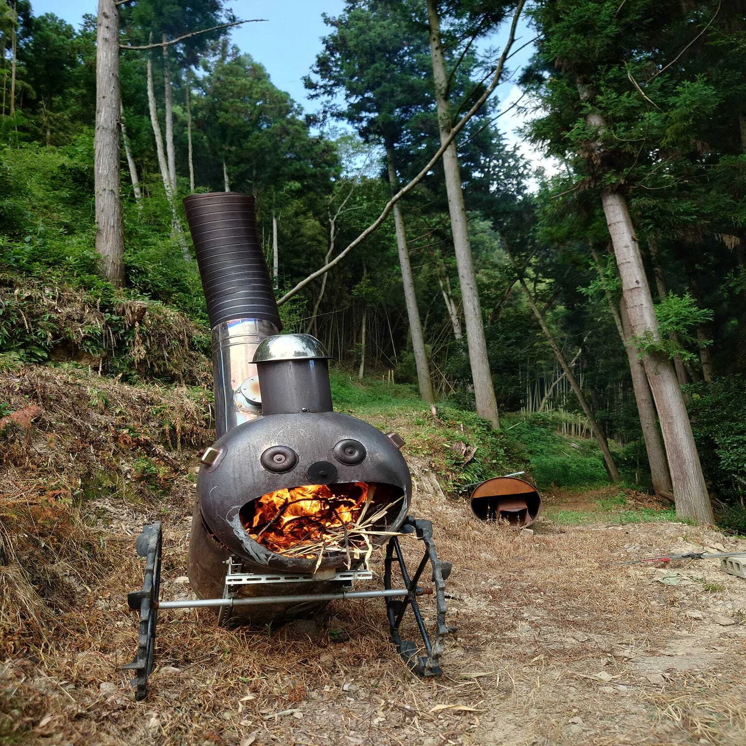 趣味のロケットストーブ #8】大口を開けた焚き火台、かわいいでしょう 