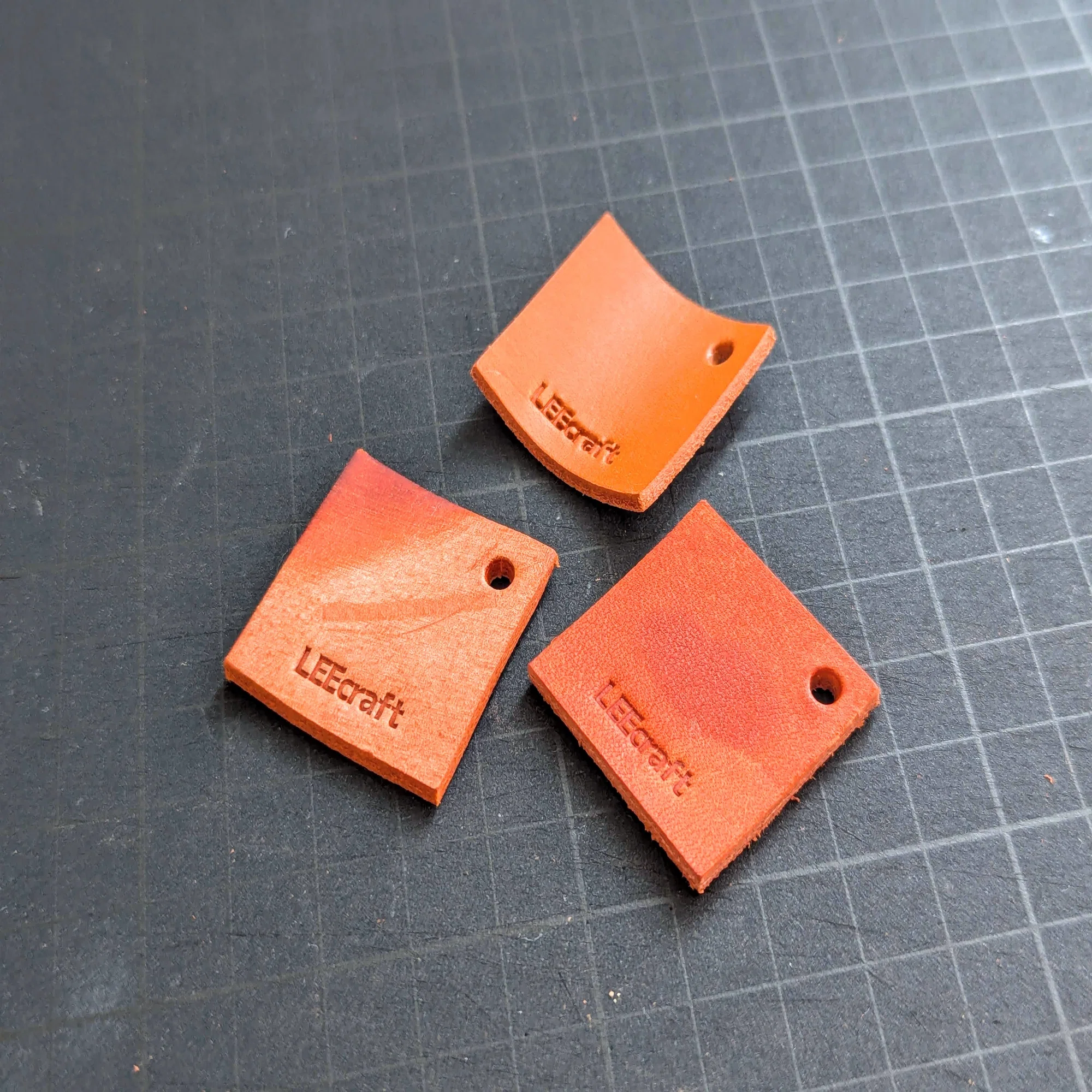 00 レザータグセット｜サンプルで発見｜LEEcraft | オレンジな革小物のお店 レザータグセット 薄め 柔らかめ