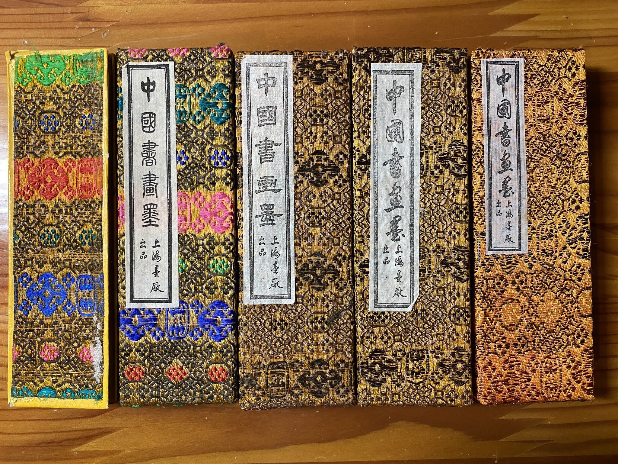 鐵齋翁書畫寶墨 (1980年製)  割れ有値下げ 各年代ごとの「鐵齋翁書畫寶墨」の意匠の違い｜上條雅峰