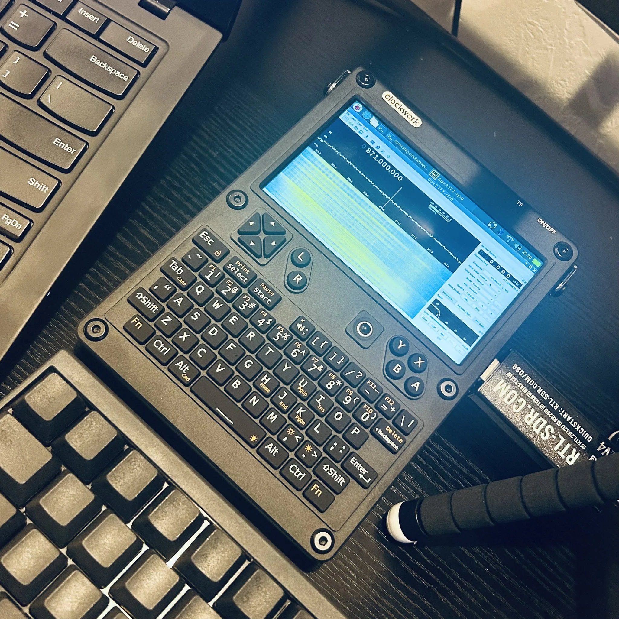 ClockworkPi uConsole 黒 カスタムパーツ付き ハンドヘルドPC「uConsole」販売開始｜選べる4つのモジュラー型モデル