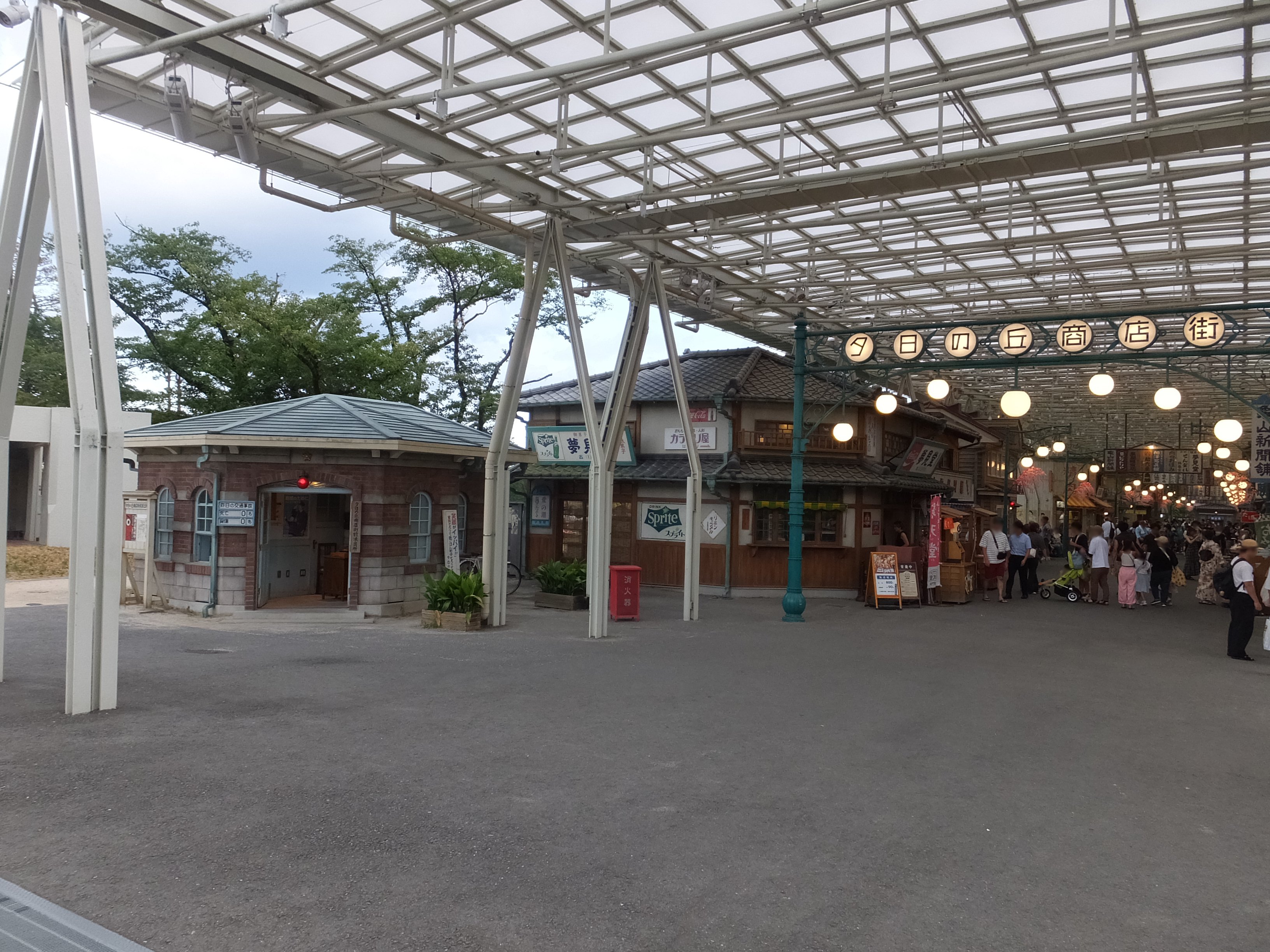 玄関まで、東京 吉岡徳仁による巨大な光の彫刻「STAR」 東京ミッドタウン八重洲
