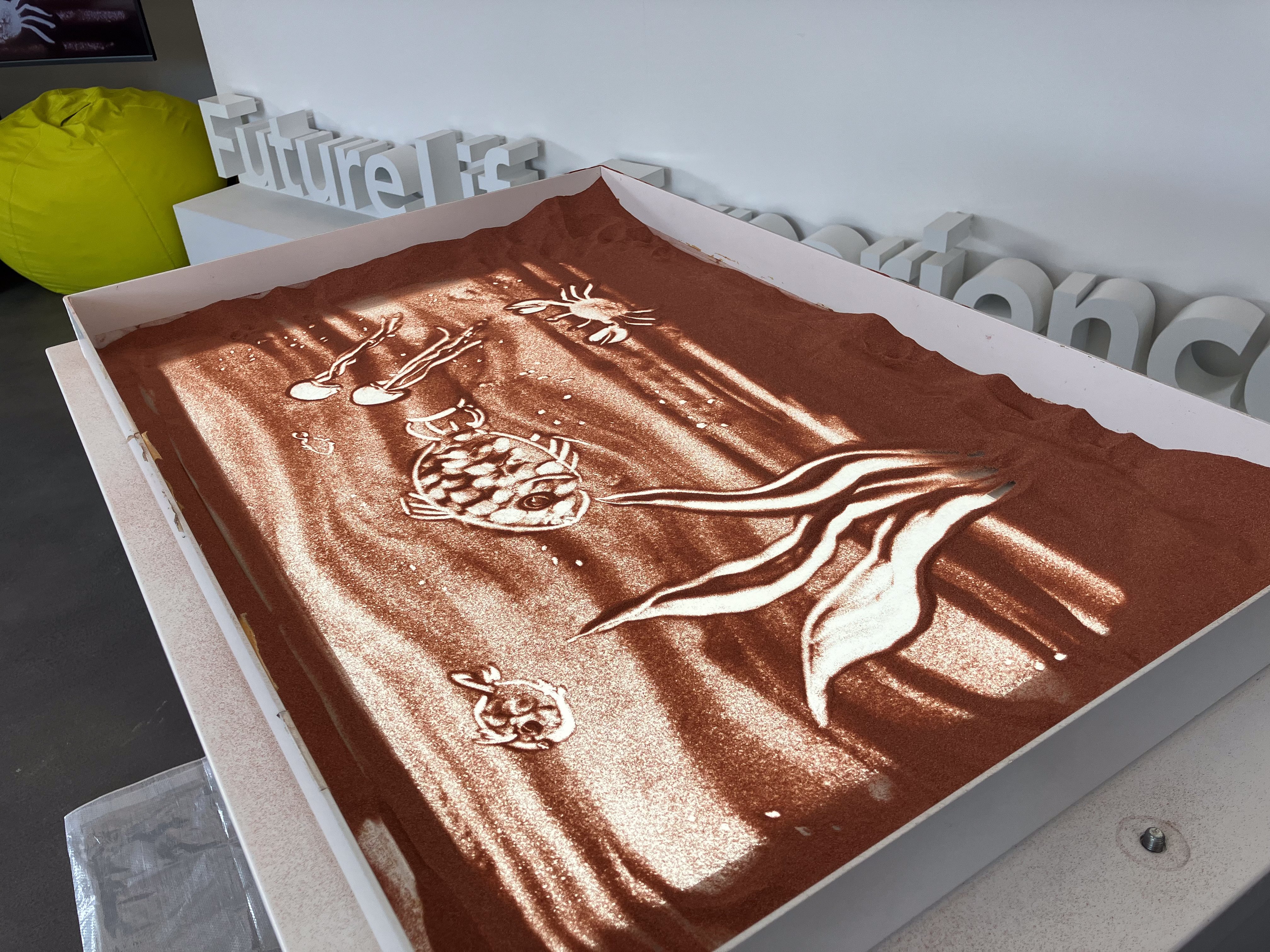 大阪万博サンドアート ヨルダン館で、砂のアート体験を！🏜️ アーティストが砂で描く