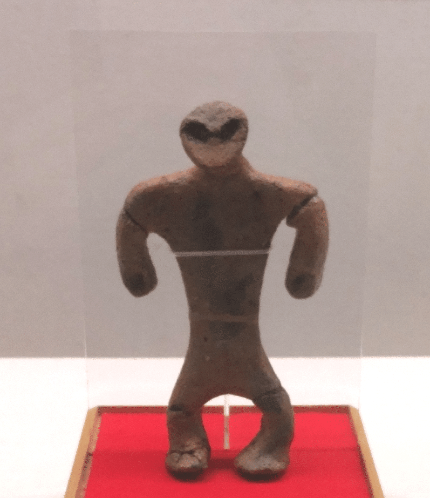 気になる土偶#132：アスファルトで描かれた目/大館郷土博物館｜のんてり