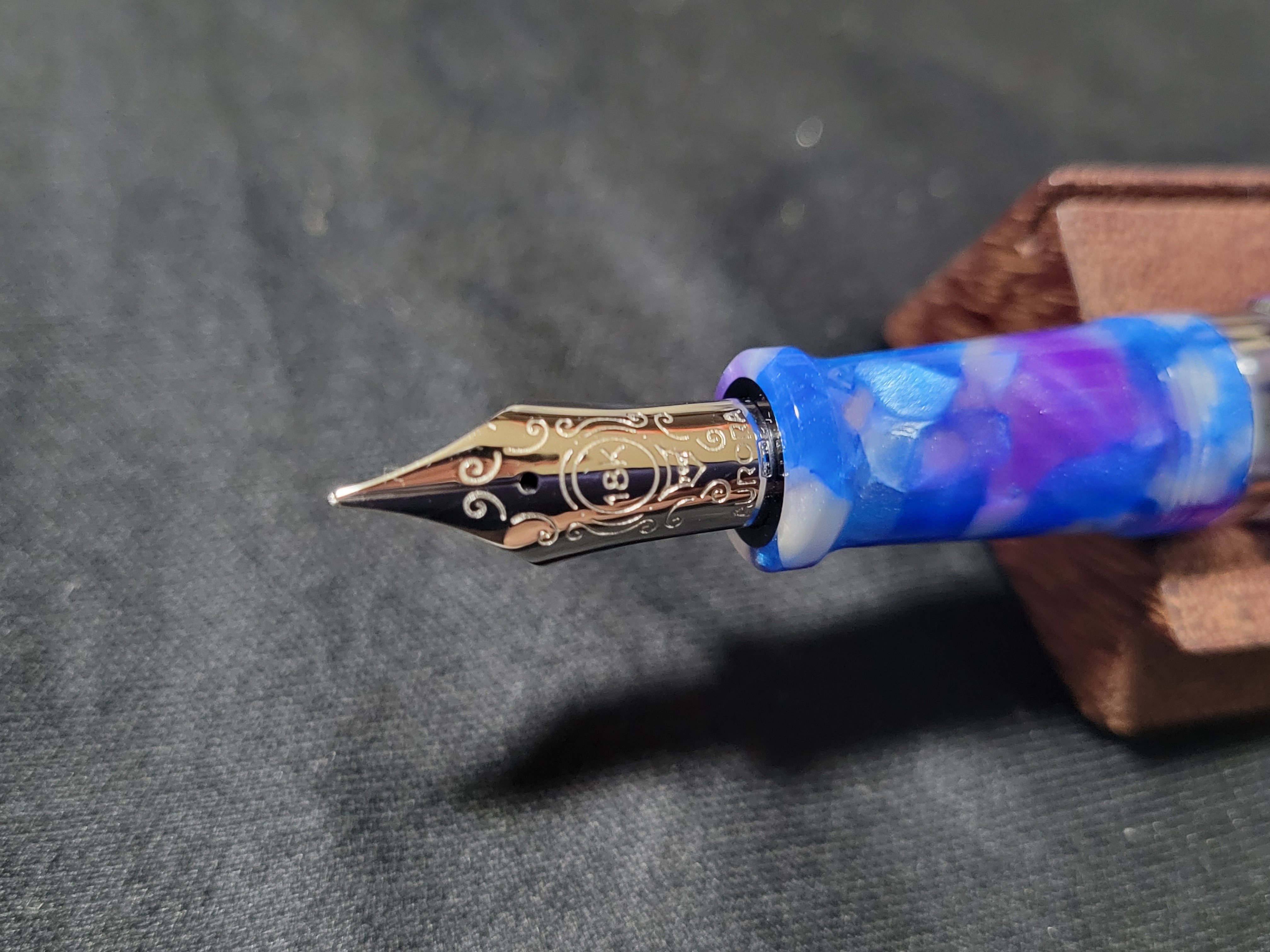 アウロラ　万年筆カレイドスコーピオ　ルーチェローザ　字幅M インク付き アウロラ 万年筆カレイドスコーピオ ルーチェローザ 字幅M インク付き