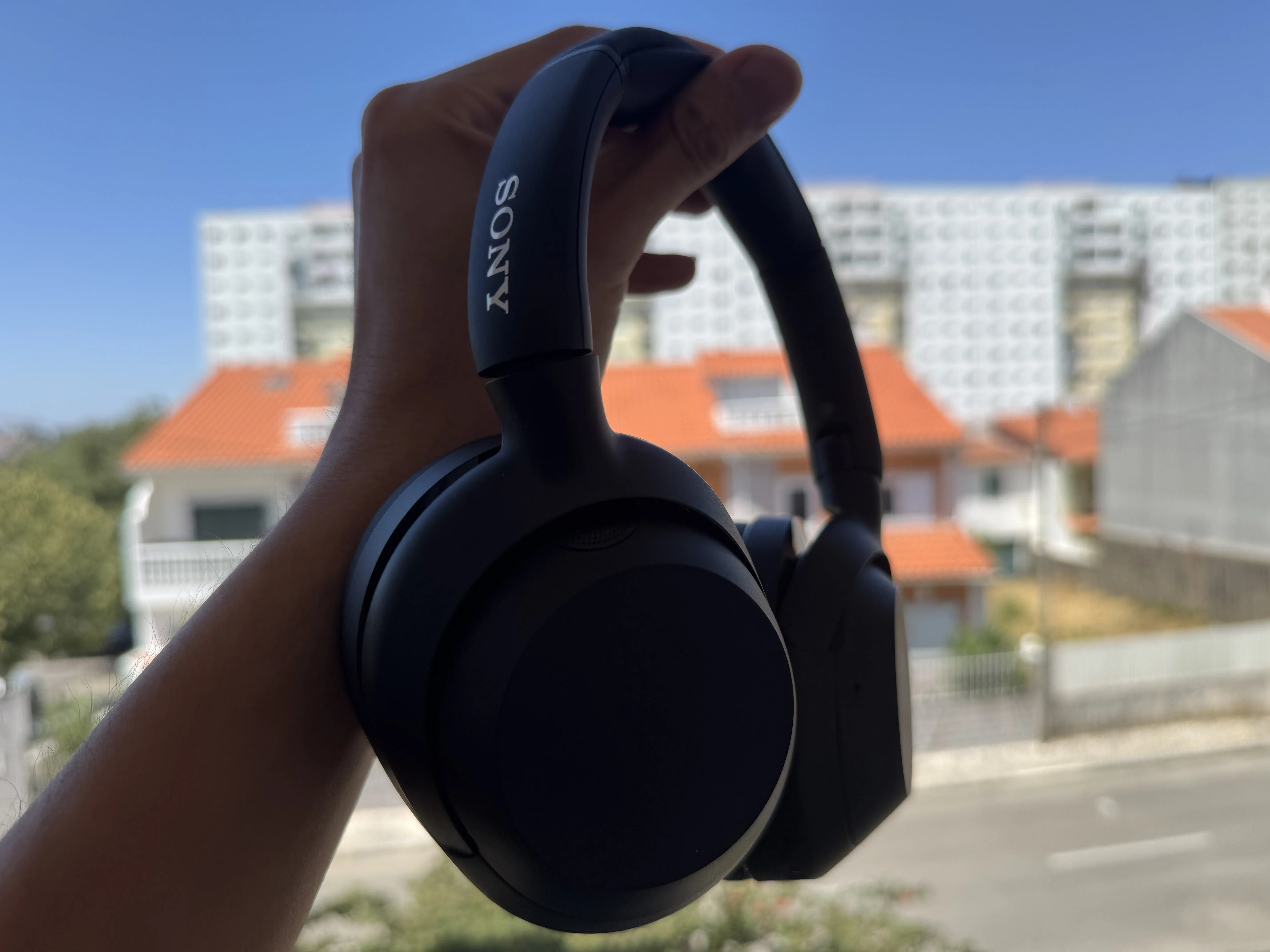 ソニーが本気出した重低音ヘッドホンが日常をライブに変えた話