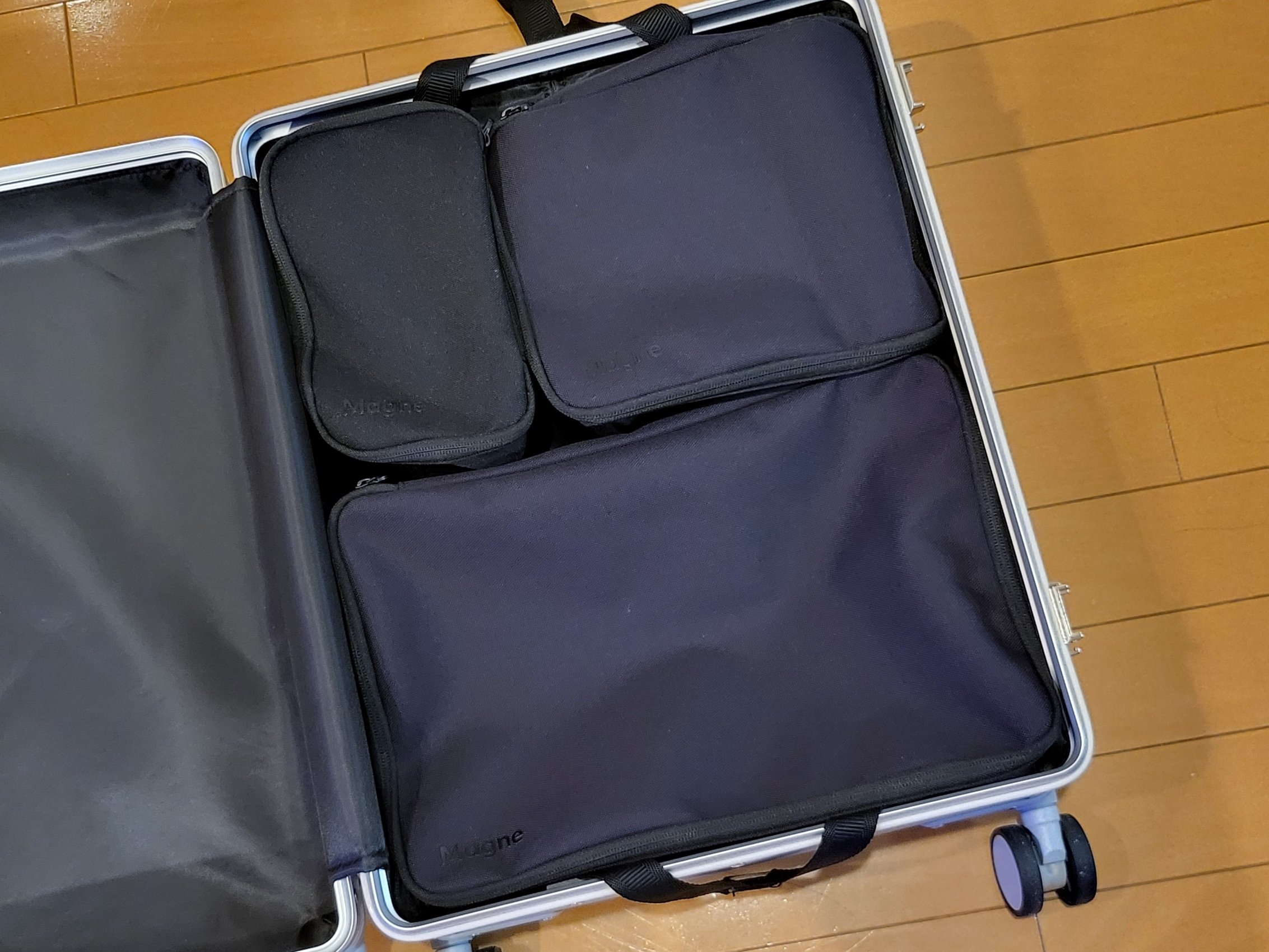 【新品未使用】Magne スーツケース 世界最軽量 金属スーツケース】 世界で初めてマグネシウムボディ