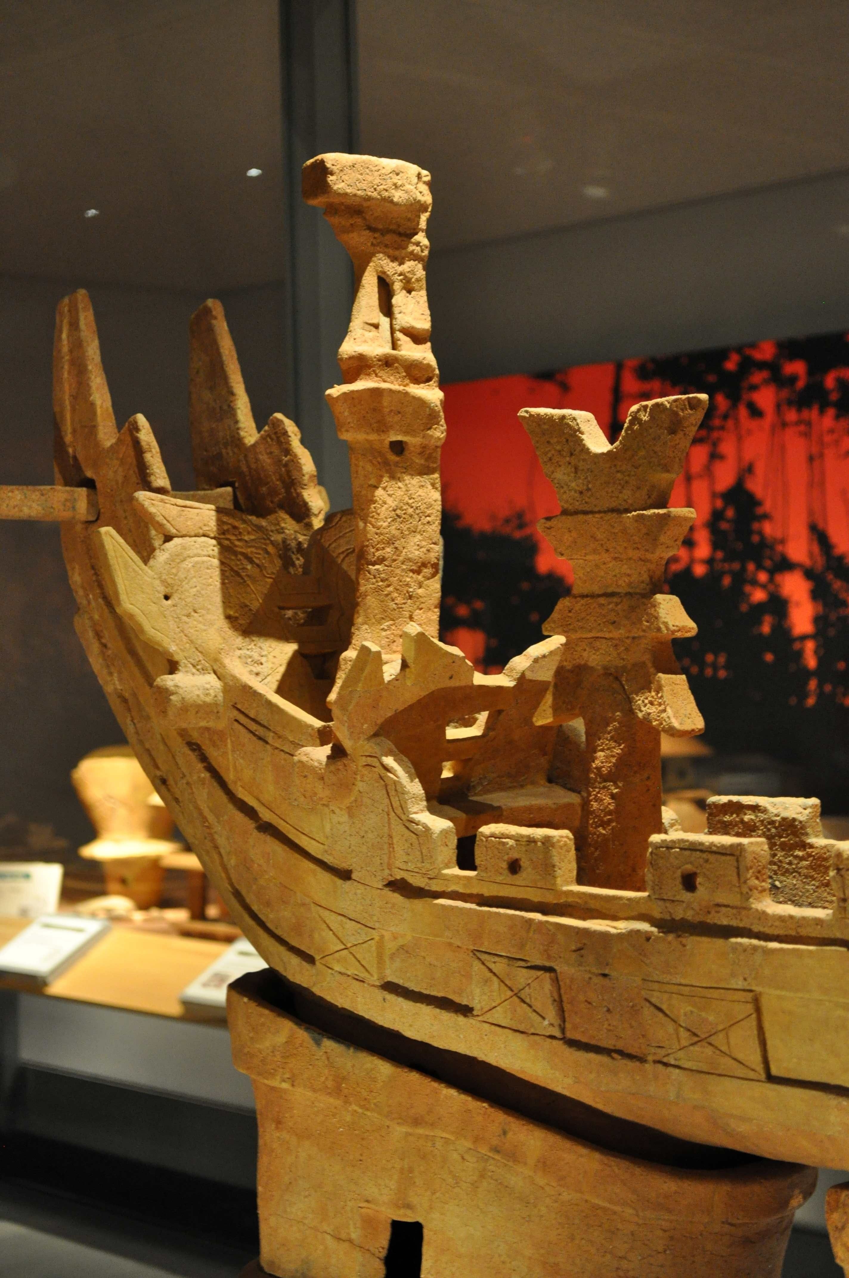 墳丘の隅に置かれていた宝塚古墳の立派な埴輪の船｜ヒデチャコ