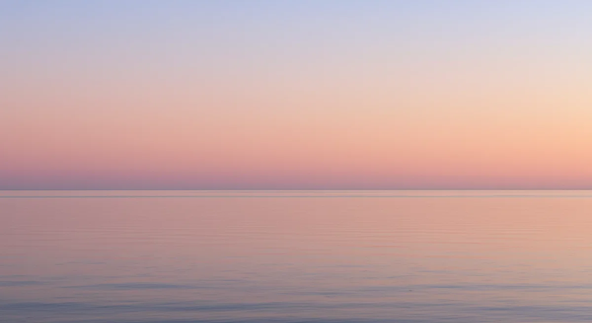 どこまでも続く水平線が美しい、穏やかな海の風景。