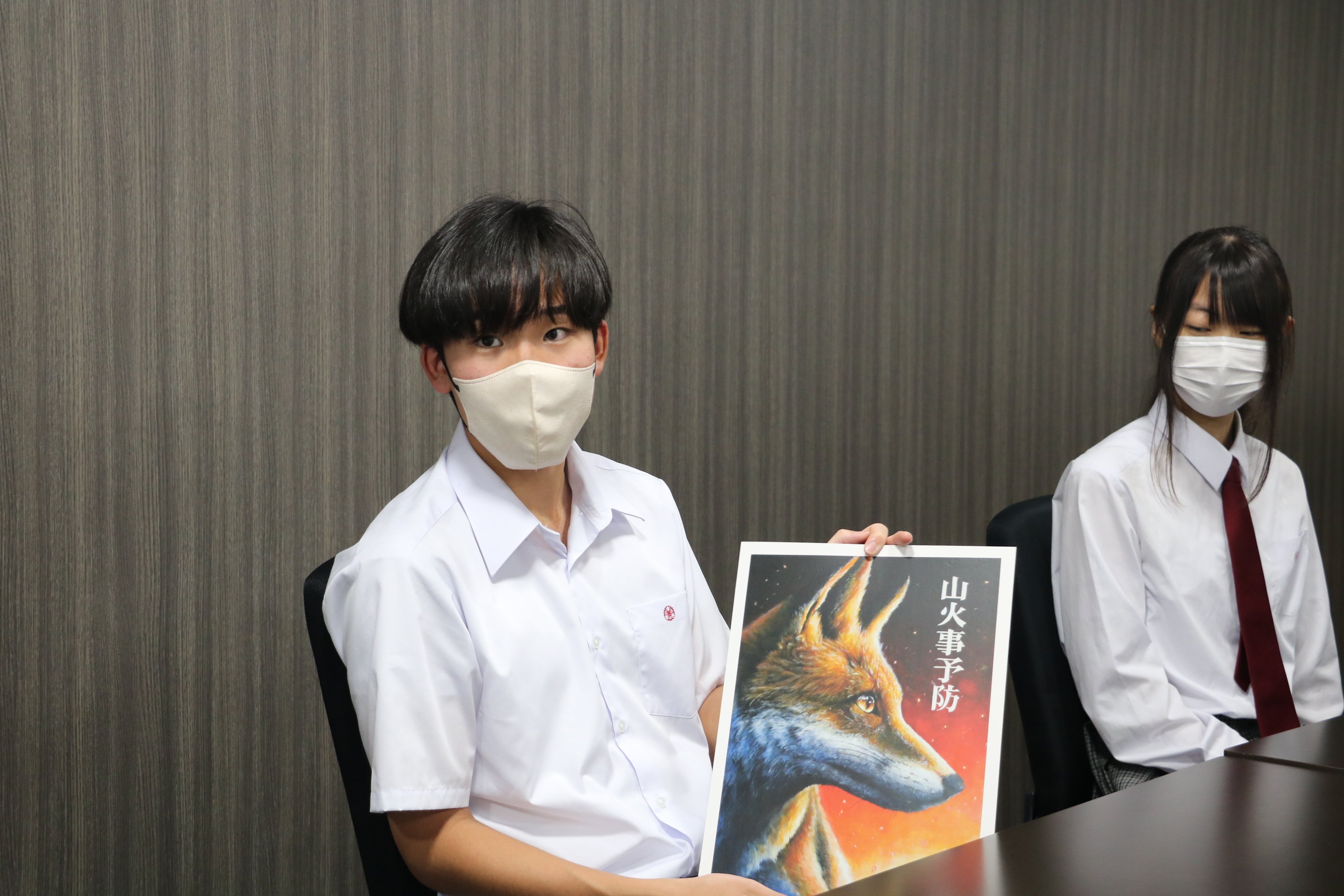 岡山工業高校】ポスターデザインの分野で活躍した高校生が教育長を表敬