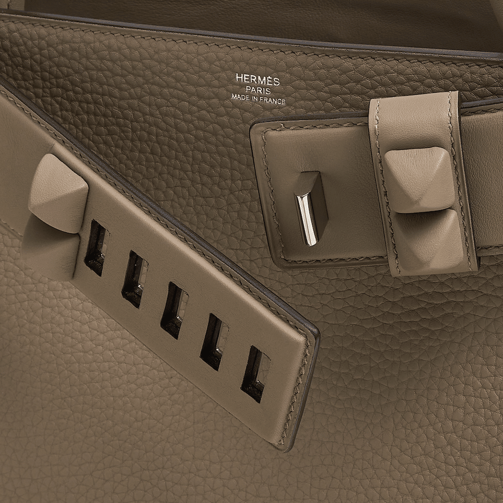 エルメスを象徴するピラミッド型が特徴的なXXLサイズの《メドール