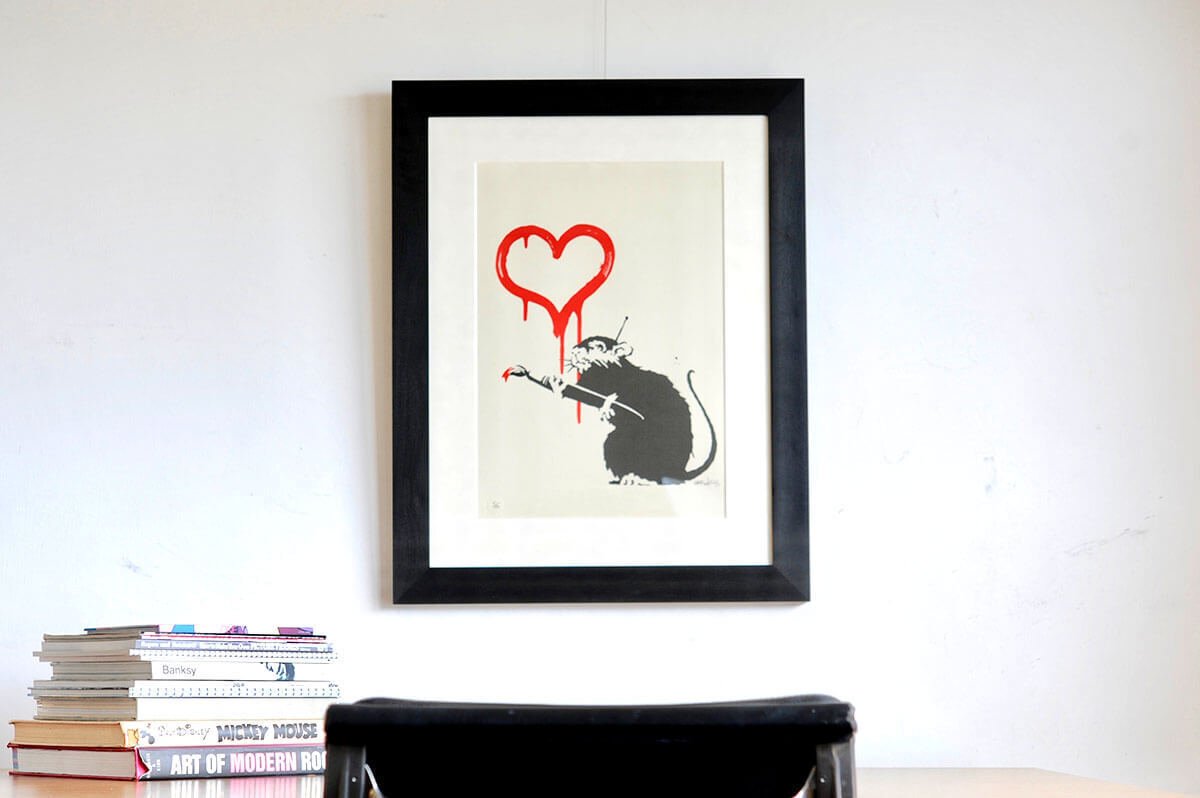 バンクシーのLOVE RATを額装しました【直筆サイン画像あり