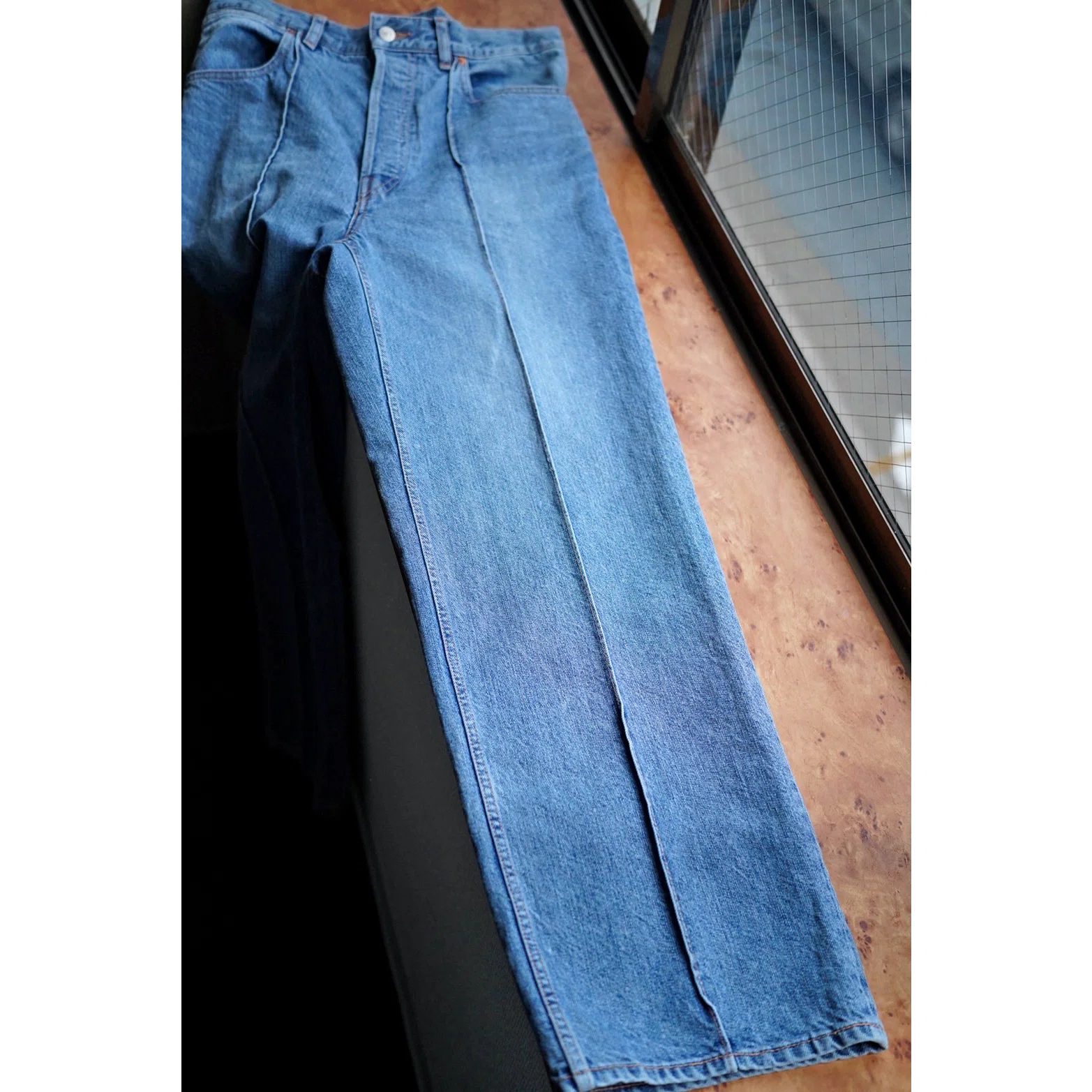 同じ青、違う影 ”phebus WASHI DENIM STRAIGHT PANTS