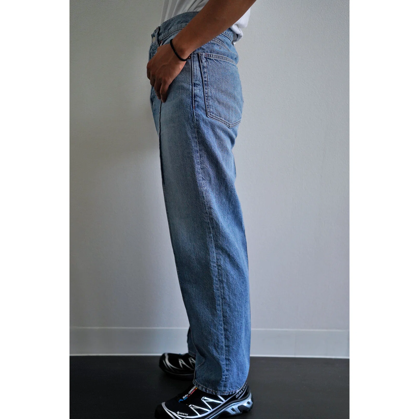 同じ青、違う影 ”phebus WASHI DENIM STRAIGHT PANTS