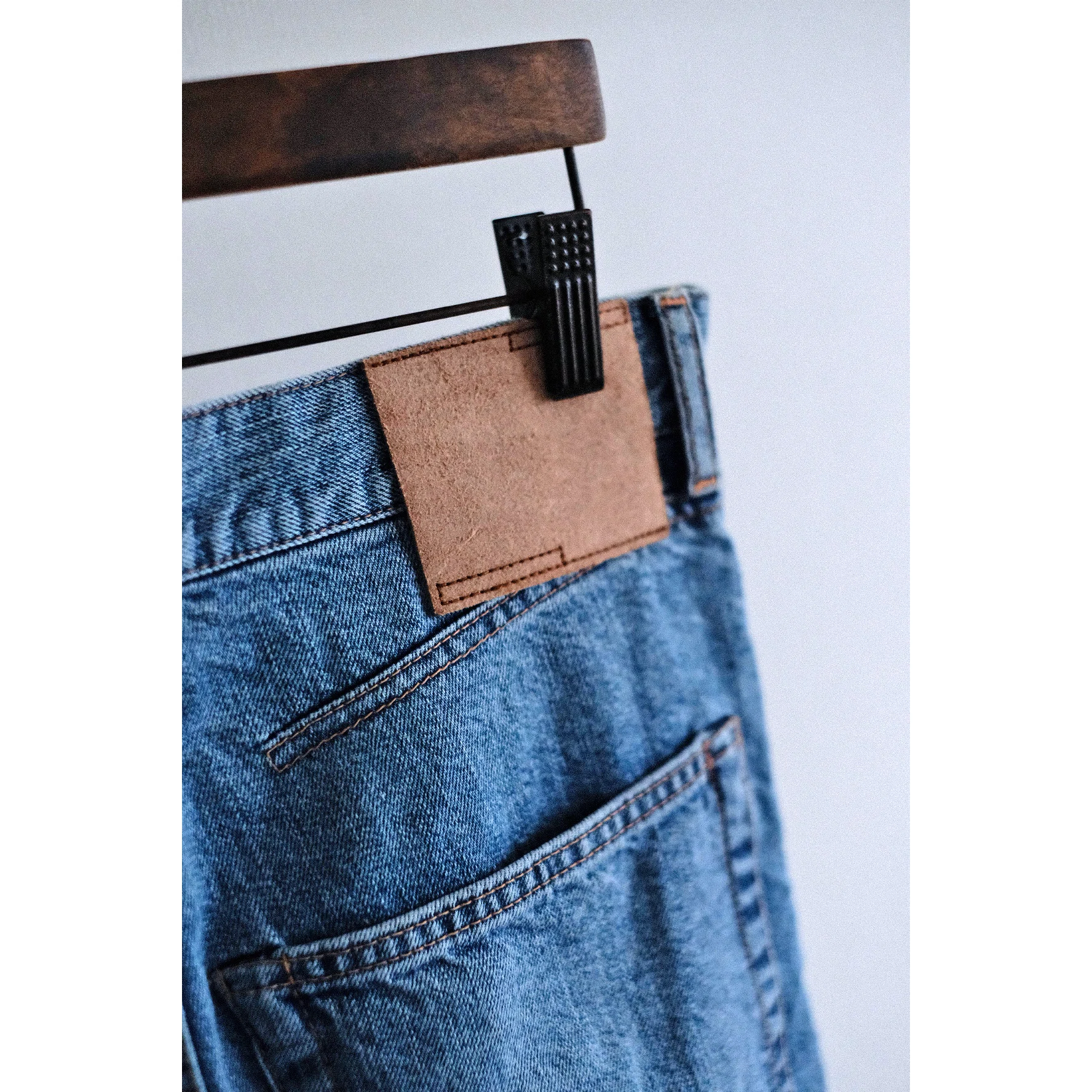 同じ青、違う影 ”phebus WASHI DENIM STRAIGHT PANTS