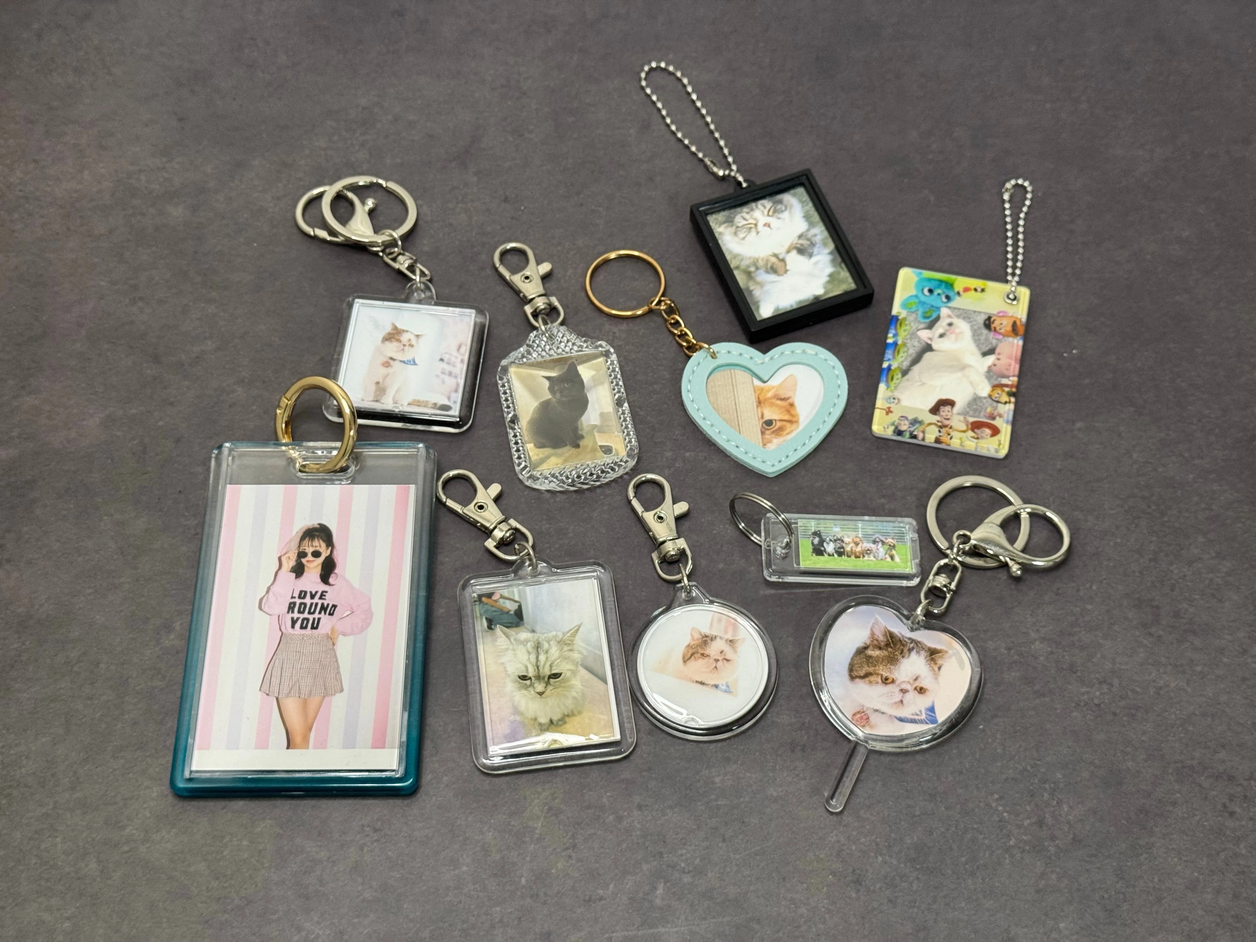 チェキもトレカもプリクラも。100均キーホルダーで遊ぶ日々｜あいこうら