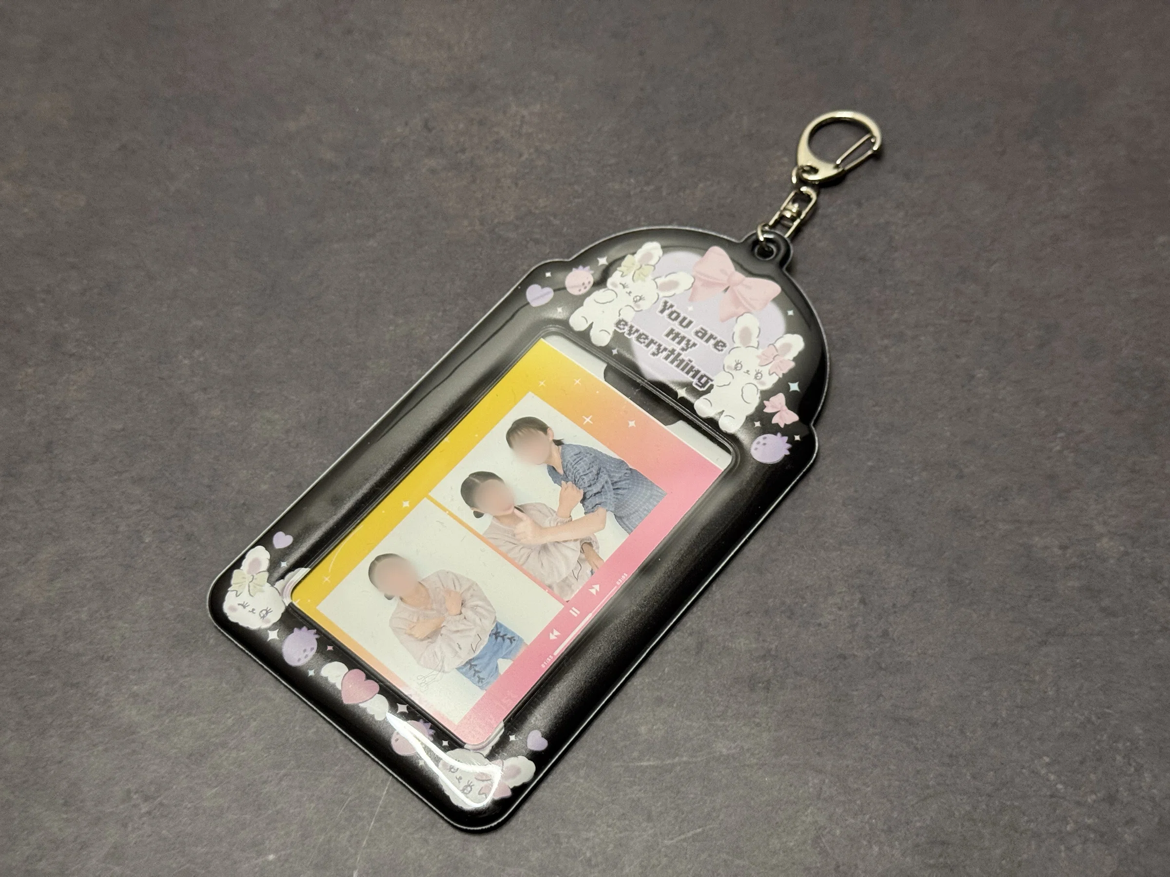 チェキもトレカもプリクラも。100均キーホルダーで遊ぶ日々｜あいこうら