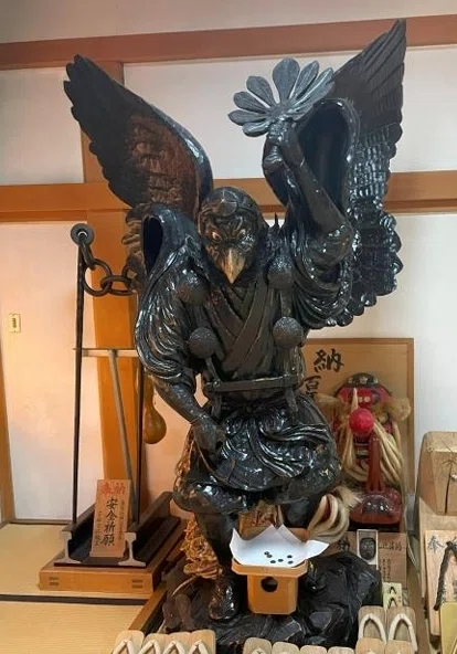 大天狗（猿田彦神）と烏天狗（迦毛大御神）を両脇に従える大神は誰か？｜二宮 翔