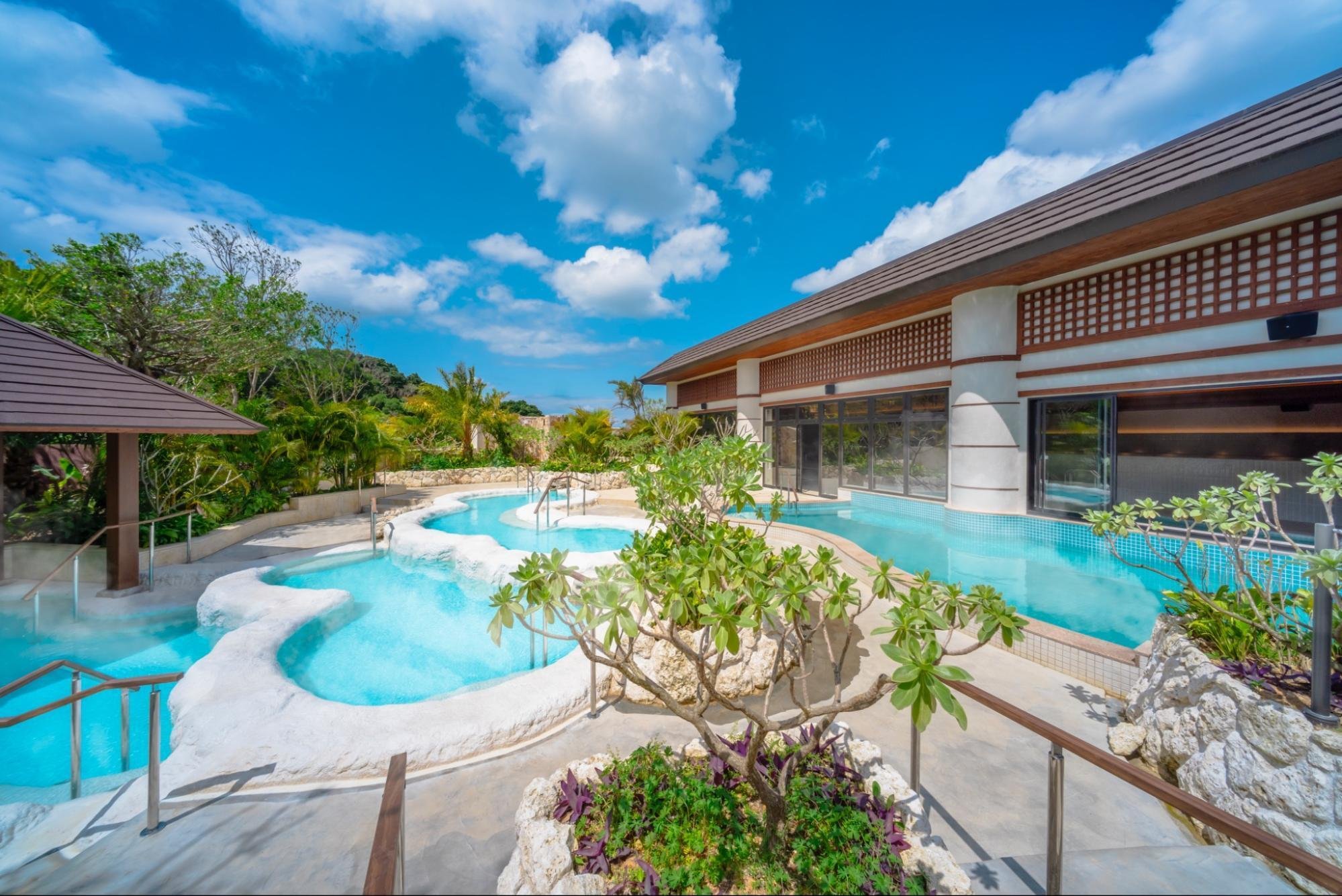 世界最大のインフィニティ風呂でととのう！「ジャングリア沖縄」を満喫