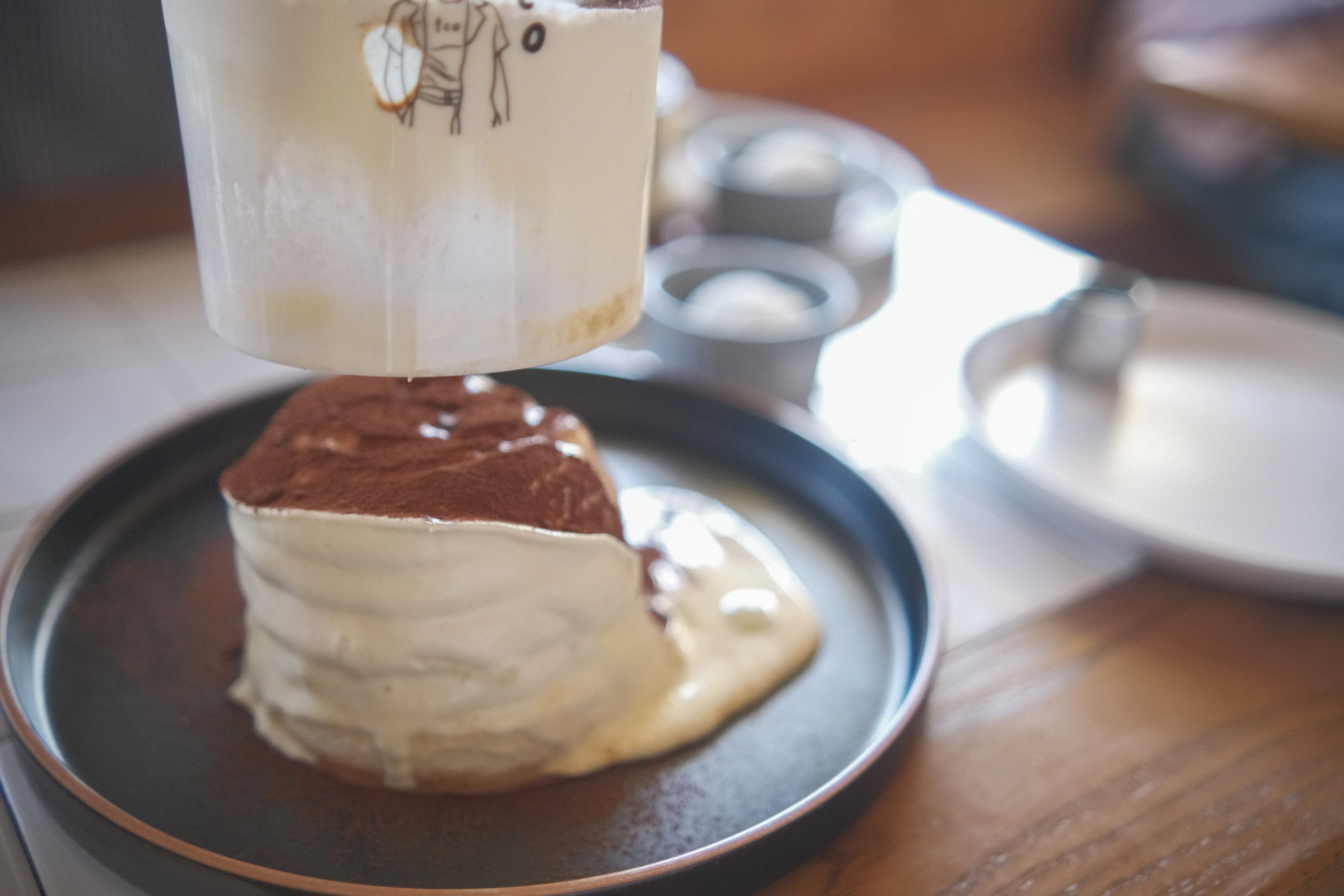 インスタで人気の大人のティラミスパンケーキ Trip Cafe Okinawa｜高井