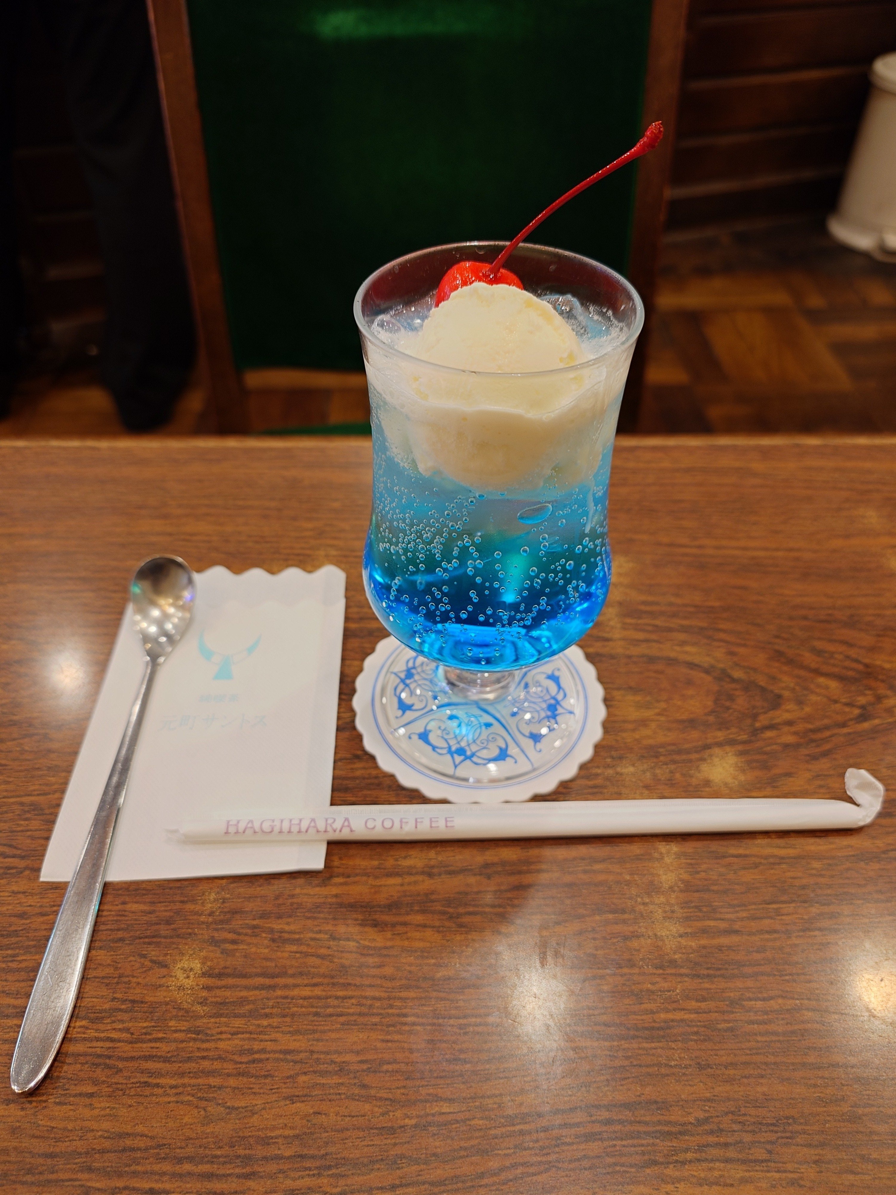 クリームソーダカツオ Strawberries, rice crackers 