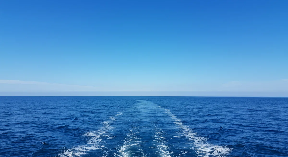 青く澄んだ空と広がる海原の爽快な風景。