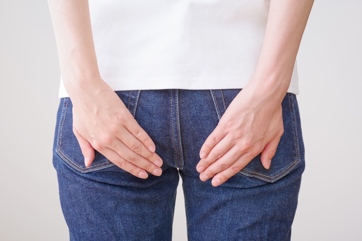 排泄や汚物など過激な表現を含むコンテンツは、多くのプラットフォームで禁止対象となる