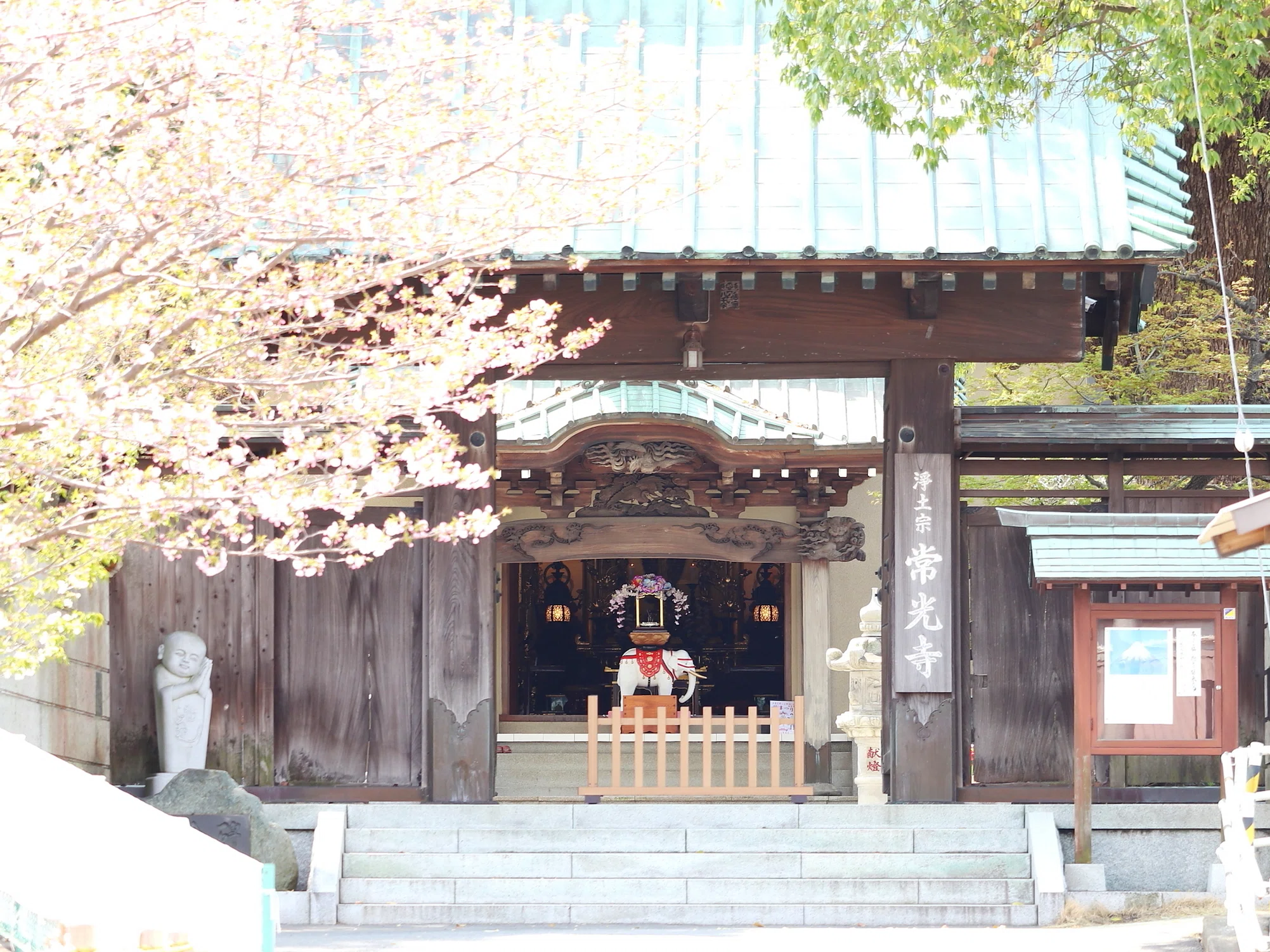お寺、確認用！！ 名所に挟まれた地味な場所」なのに「住職フル稼働の参拝客」藤沢市に