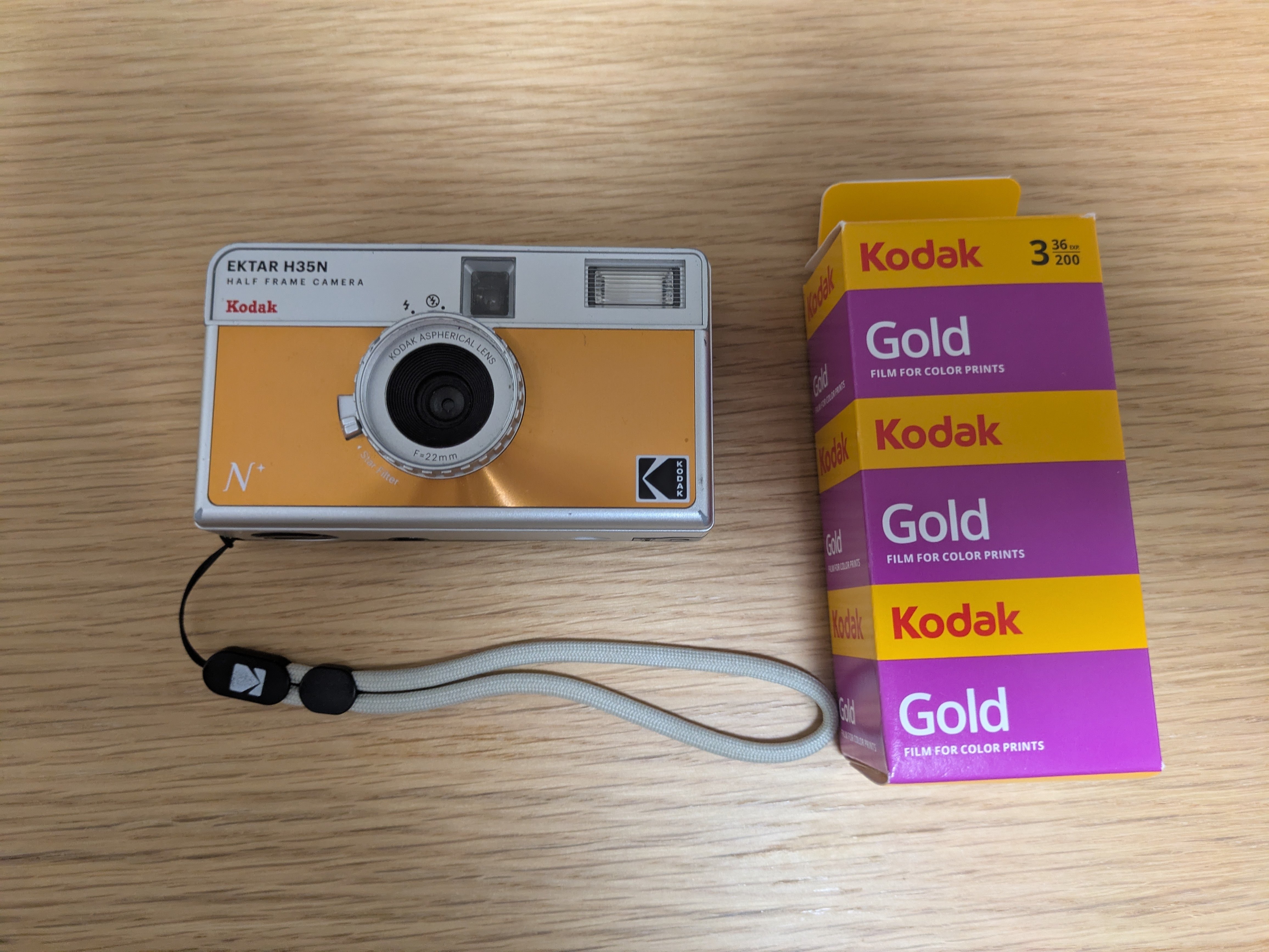 初心者向け】フィルムカメラのフィルムの入れ方を写真で解説｜KODAK