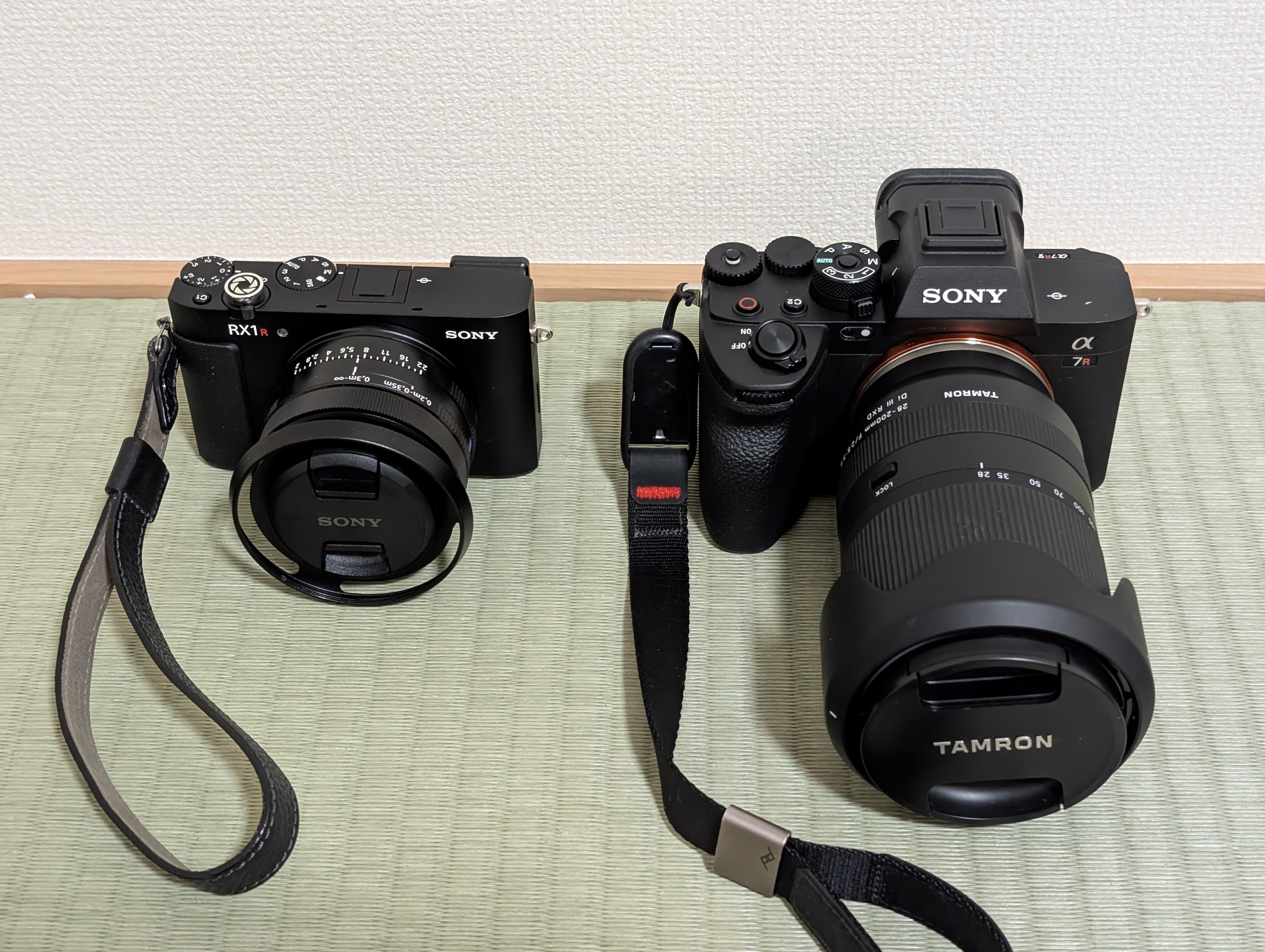 【レンズ内チリ有】 SONY RX1R 本体＋純正フード＋予備バッテリー他一式 レンズ内チリ有】 SONY RX1R 本体＋純正フード＋予備バッテリー他一式