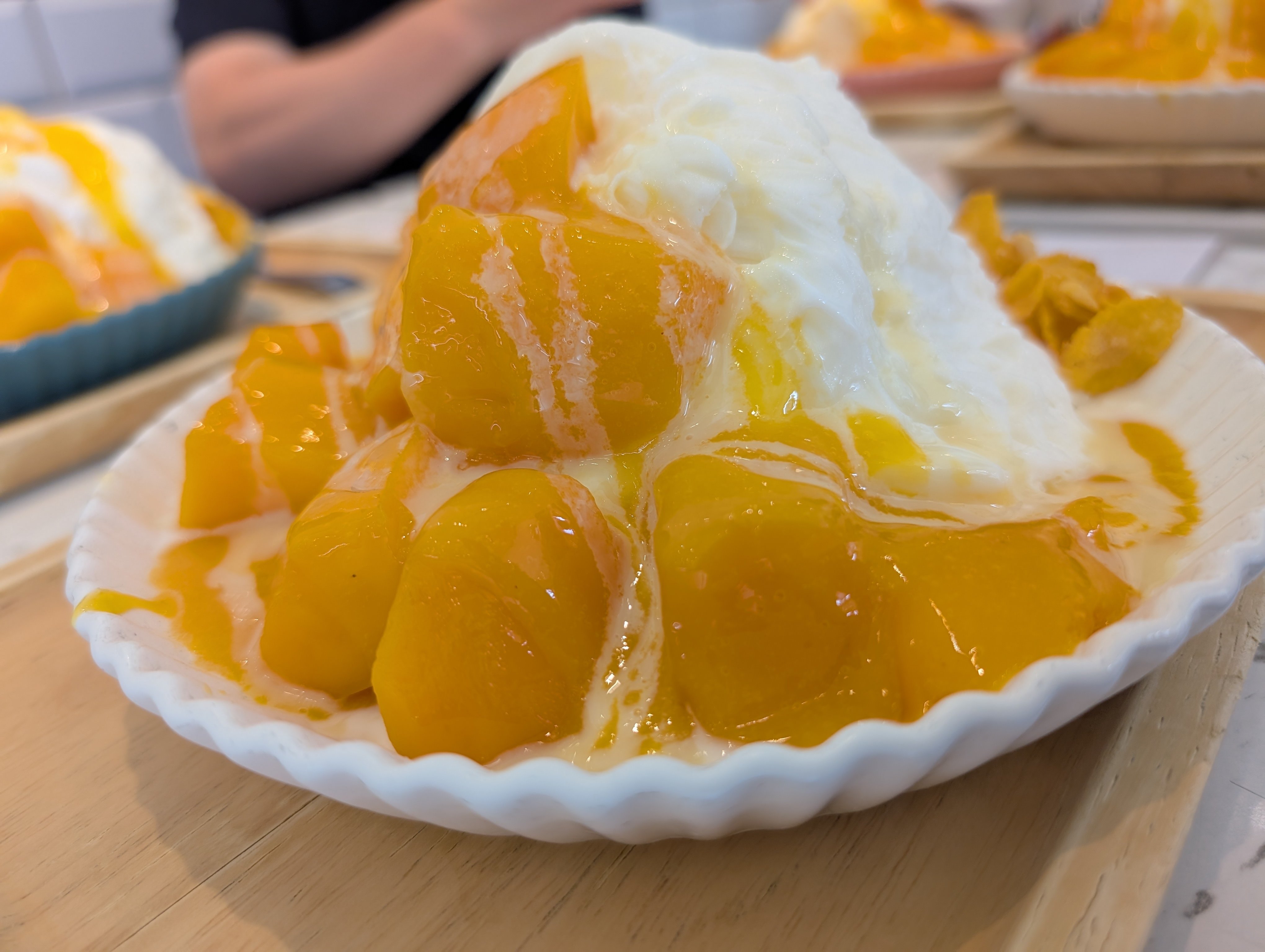 台湾でマンゴーかき氷食べてるうちに畑の雑草が伸びまくってる