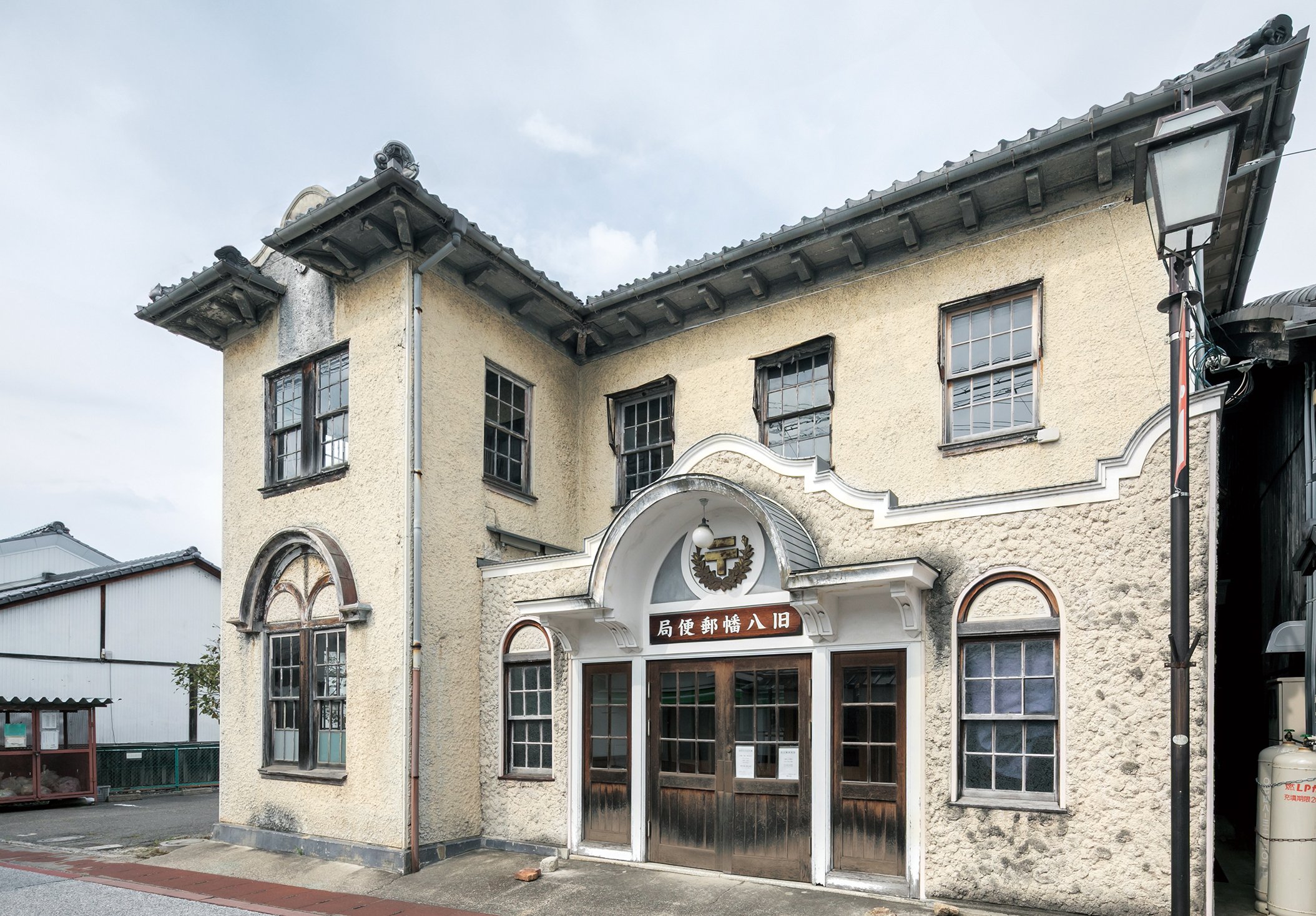 旧八幡郵便局】光と風を巧みに取り入れたヴォーリズ建築｜甲斐みのりの