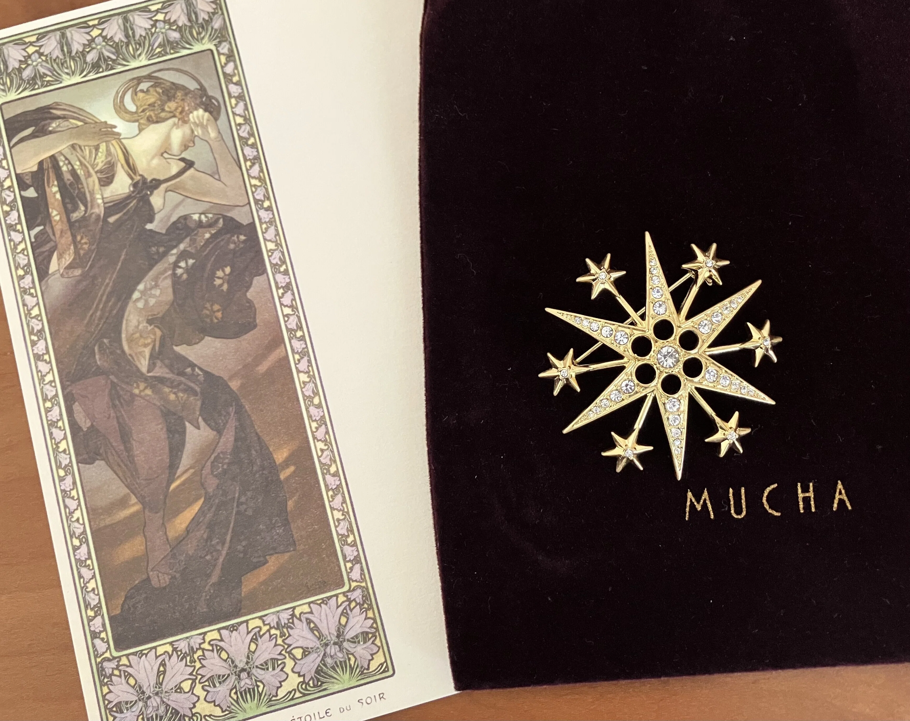【mucha】ミュシャ／ムーン＆スターズ ブローチ ミュシャの北極星｜薄明かりの絵画
