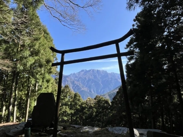『送料無料』四国霊峰石鎚山産大型 天然ひのき ふたご 椅子 テーブル 花台①② 0472 役行者創建、空海が本尊を刻んだ石鎚山の霊場「横峰寺」（愛媛県