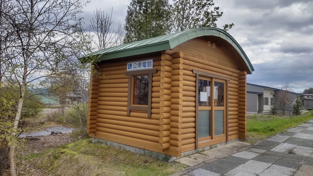 鶴居村 鶴居中学校バス停の待合室の写真