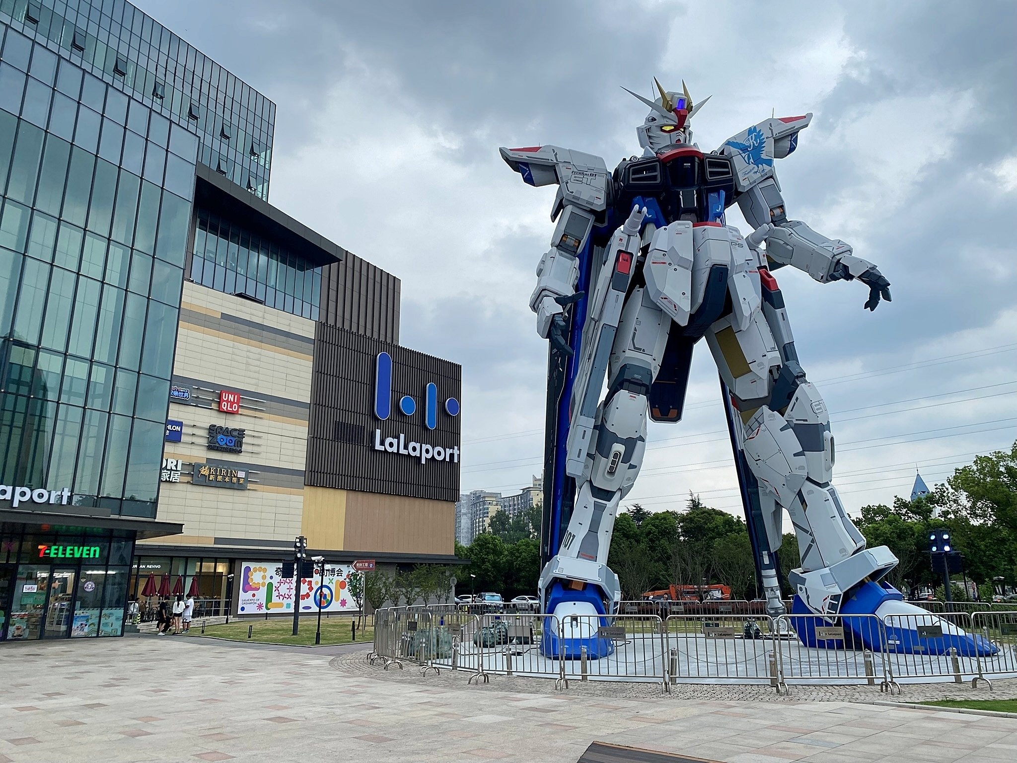 さすが上海 ガンダムにゴッホやミレー ららぽーととオルセー美術館展