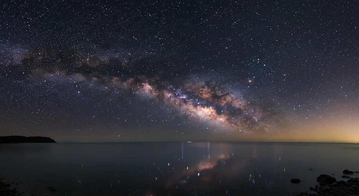 満点の星空が、鏡のように静かな海に映り込んでいる幻想的な風景。
