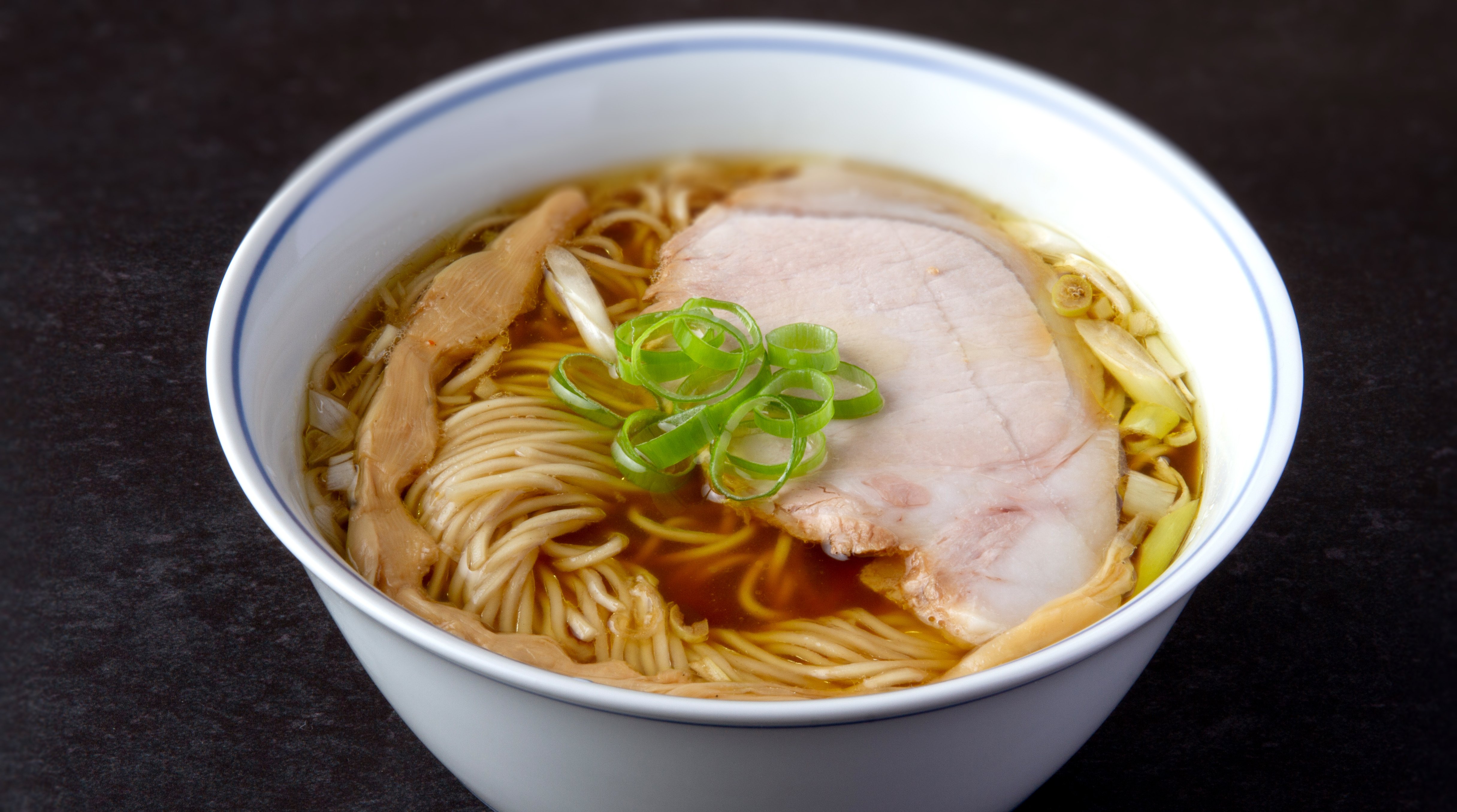 ラーメンつけ麺ページ 河原町駅からすぐのところにある麺処 虵の目屋 @jyan.omeya_31 ここの