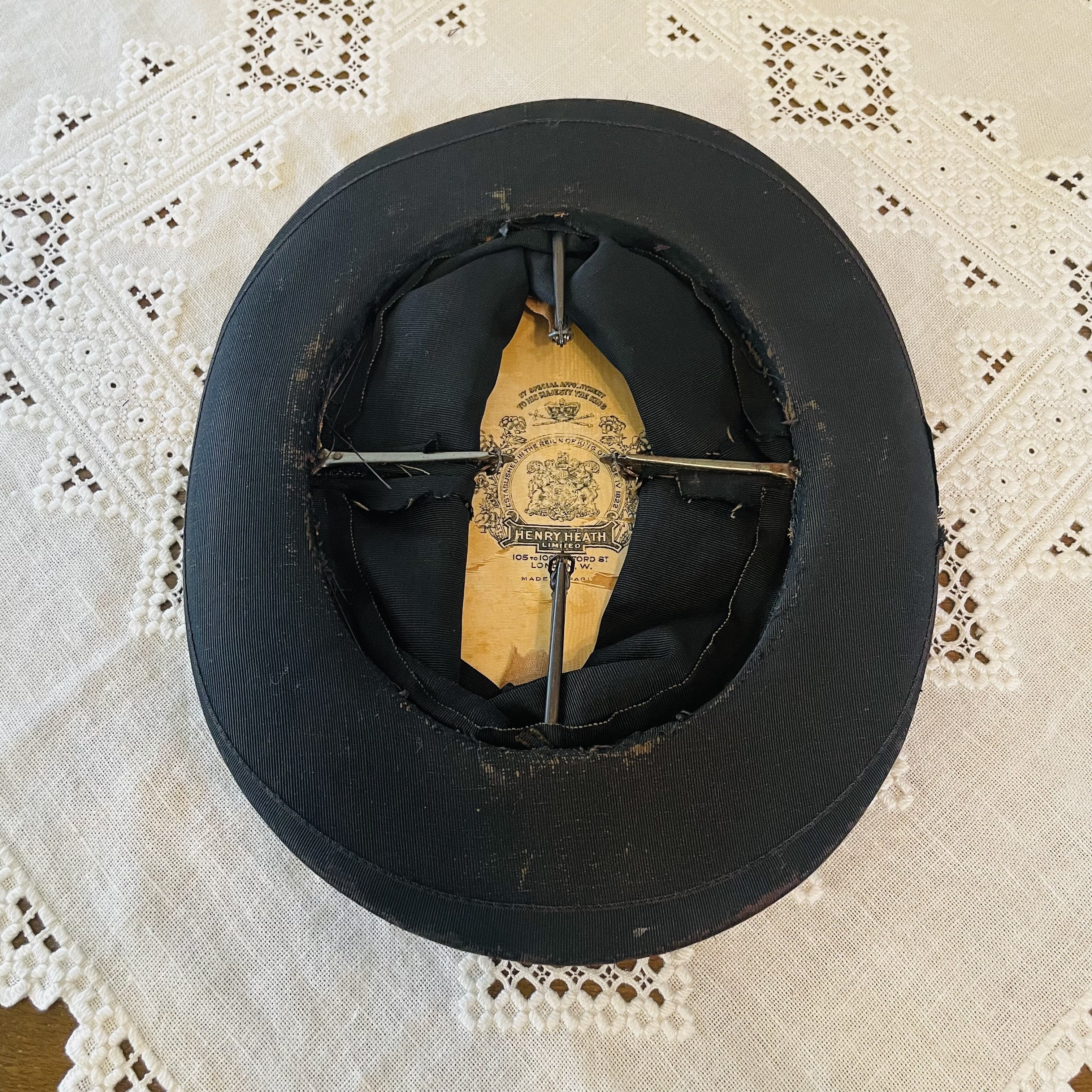 シルクハットの輝き：職人技と歴史に秘められた物語」｜emera