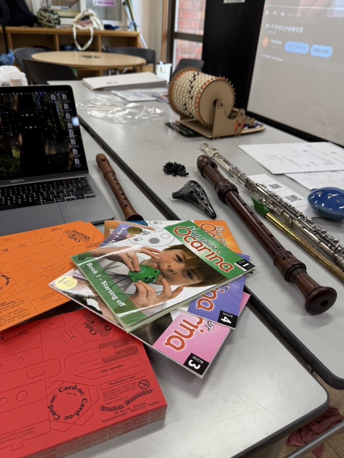 紙から生まれる楽器：SLJの初めてのカード・オカリナワーク