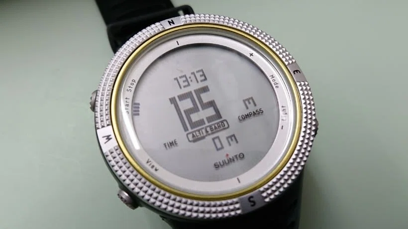 SUUNTO】CORE 電池交換|富屋時計店 SUUNTO】CORE 電池交換|富屋時計店