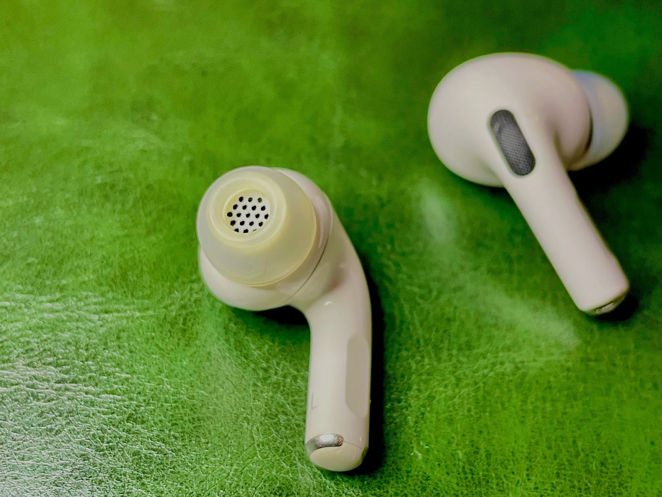 AirPods Proの異音の原因はコレ！修理せず解決できた体験談｜ショーン